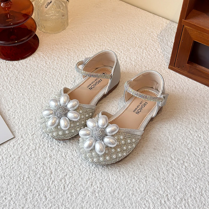 Girls Dance Shoes Wedding Sweet Kids Half Sandals Pearls Flower 2025 Summer New Children Princess Shoes Shiny Sequins Ins Trendy
Girls Dance Shoes Wedding Sweet Kids Half Sandals Pearls Flower 2025 Summer New Children Princess Shoes Shiny Sequins Ins Trendy