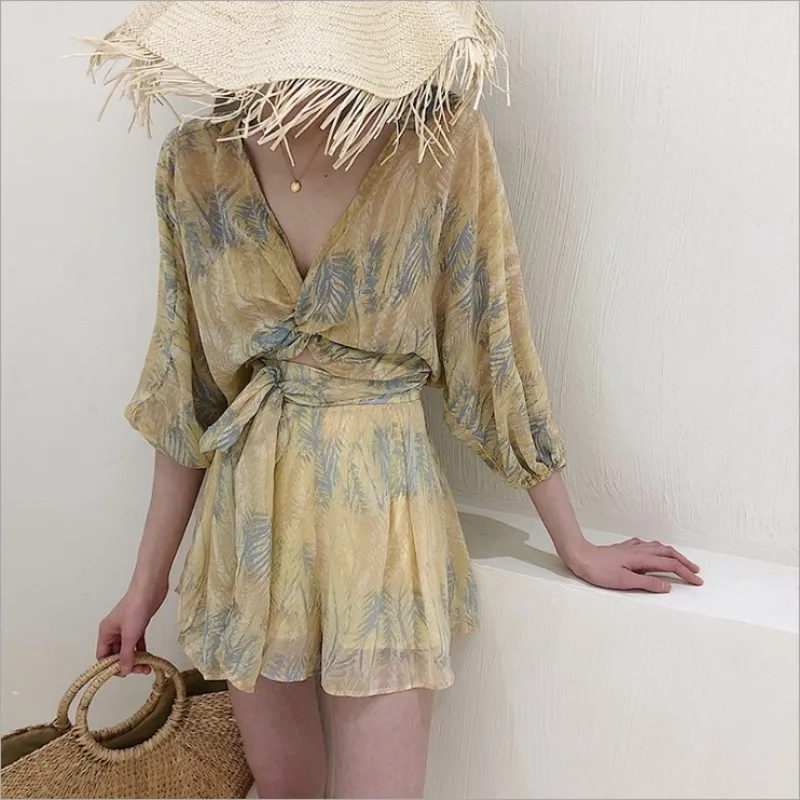 Korean Style Loose Printed Two Piece Sets Boho Chiffon Shirt+high Waist Wide Leg Shorts Fashion 2-piece Set Summer Clothing New
Korean Style Loose Printed Two Piece Sets Boho Chiffon Shirt+high Waist Wide Leg Shorts Fashion 2-piece Set Summer Clothing New