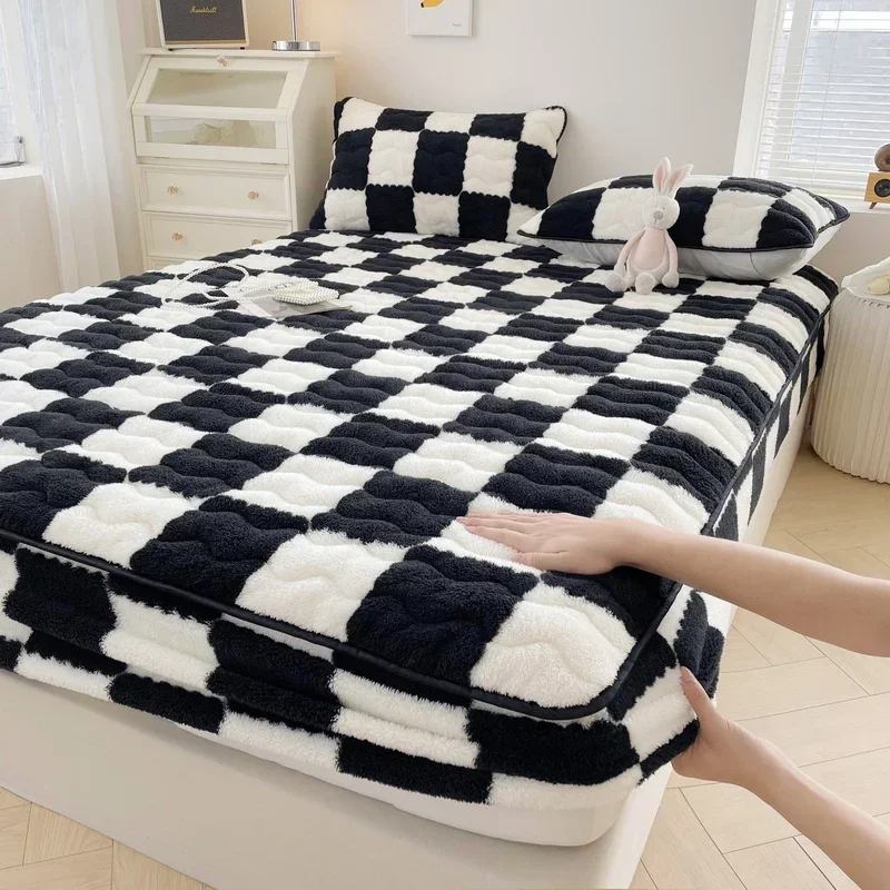 Soft warm plush mattress protector cover winter couple 2 people black white plaid elastic fitted sheet bed protection pad
Soft warm plush mattress protector cover winter couple 2 people black white plaid elastic fitted sheet bed protection pad