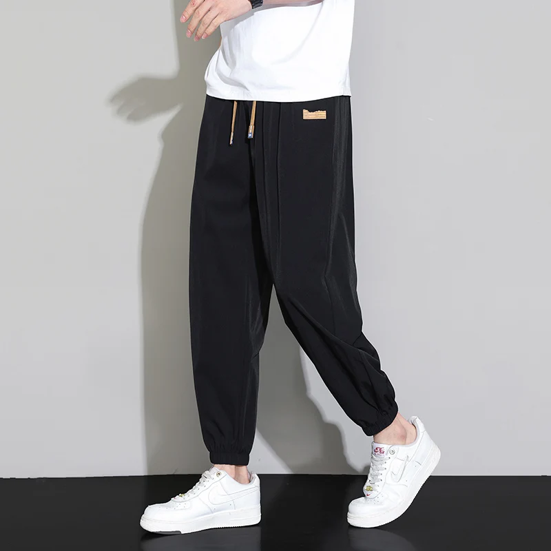Summer men's wrinkle-free business casual suit trousers. They are loose, breathable and in a straight-leg style.
Summer men's wrinkle-free business casual suit trousers. They are loose, breathable and in a straight-leg style.