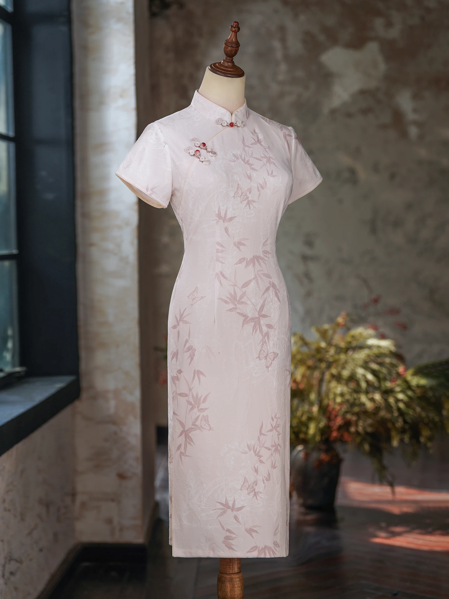 Pink Short Sleeve Qipao Dress Elegant Girl's Fashionable Chinese Style Gentle Daily Wear Retro Style Midi Qipao Gown
Pink Short Sleeve Qipao Dress Elegant Girl's Fashionable Chinese Style Gentle Daily Wear Retro Style Midi Qipao Gown
