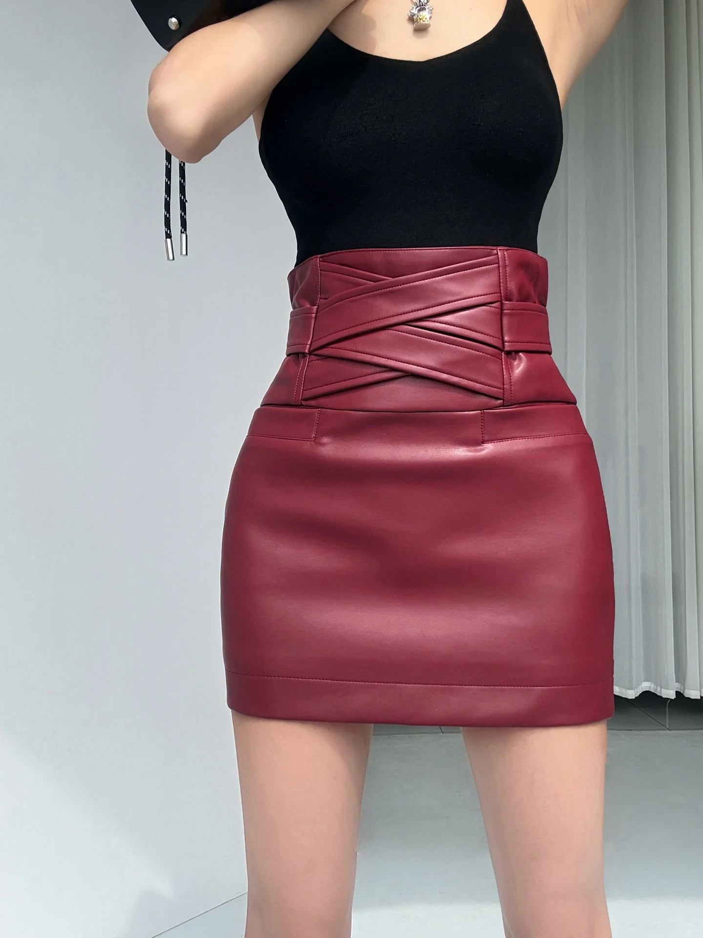 Юбка из искусственной кожи Pure Desire Spicy Girl с высокой талией, женская, летняя, новый стиль, потрясающе красивая, удлиняющая ноги, полуюбка
Юбка из искусственной кожи Pure Desire Spicy Girl с высокой талией, женская, летняя, новый стиль, потрясающе красивая, удлиняющая ноги, полуюбка