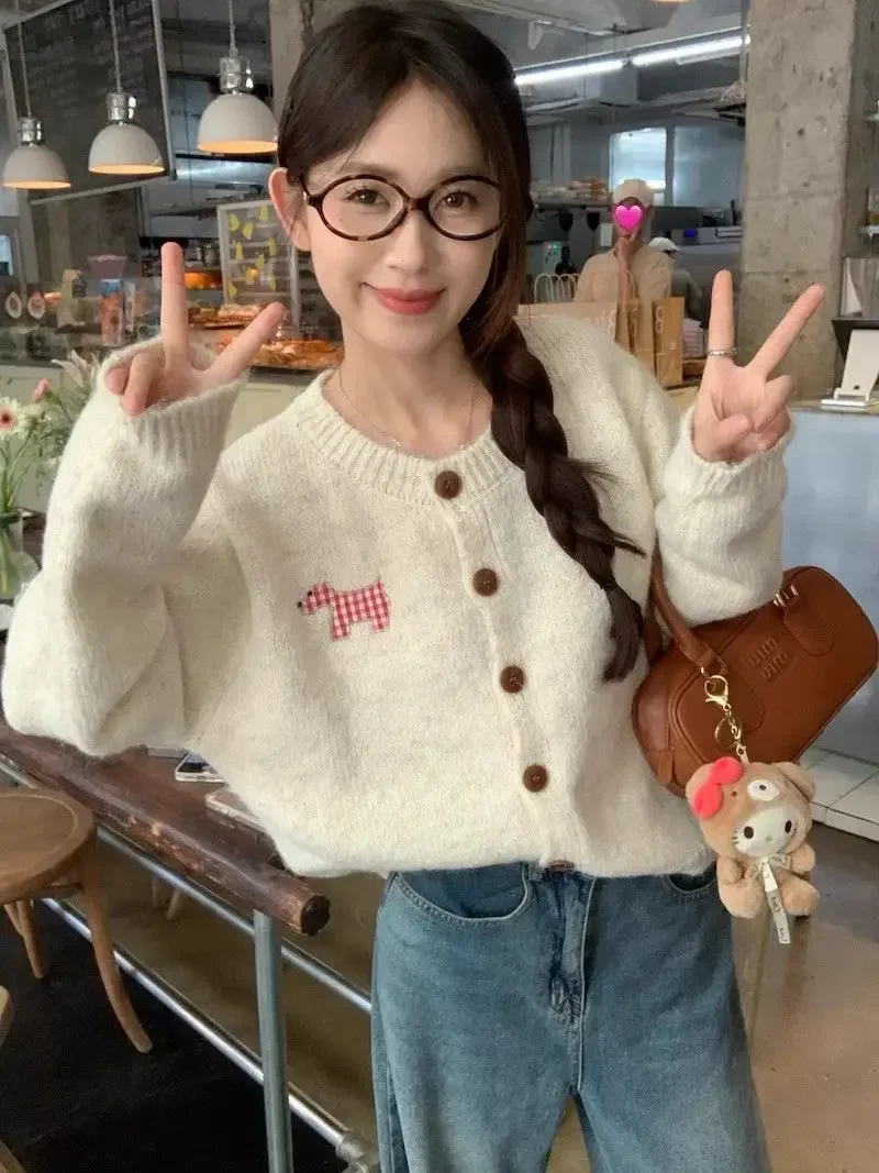 Y2k Loose Cardigan Sweet Dog Embroidery Knitted Coats Short Sweaters Buttons Women High Street Korean Sueter Mujer O Neck Chic
Y2k Loose Cardigan Sweet Dog Embroidery Knitted Coats Short Sweaters Buttons Women High Street Korean Sueter Mujer O Neck Chic