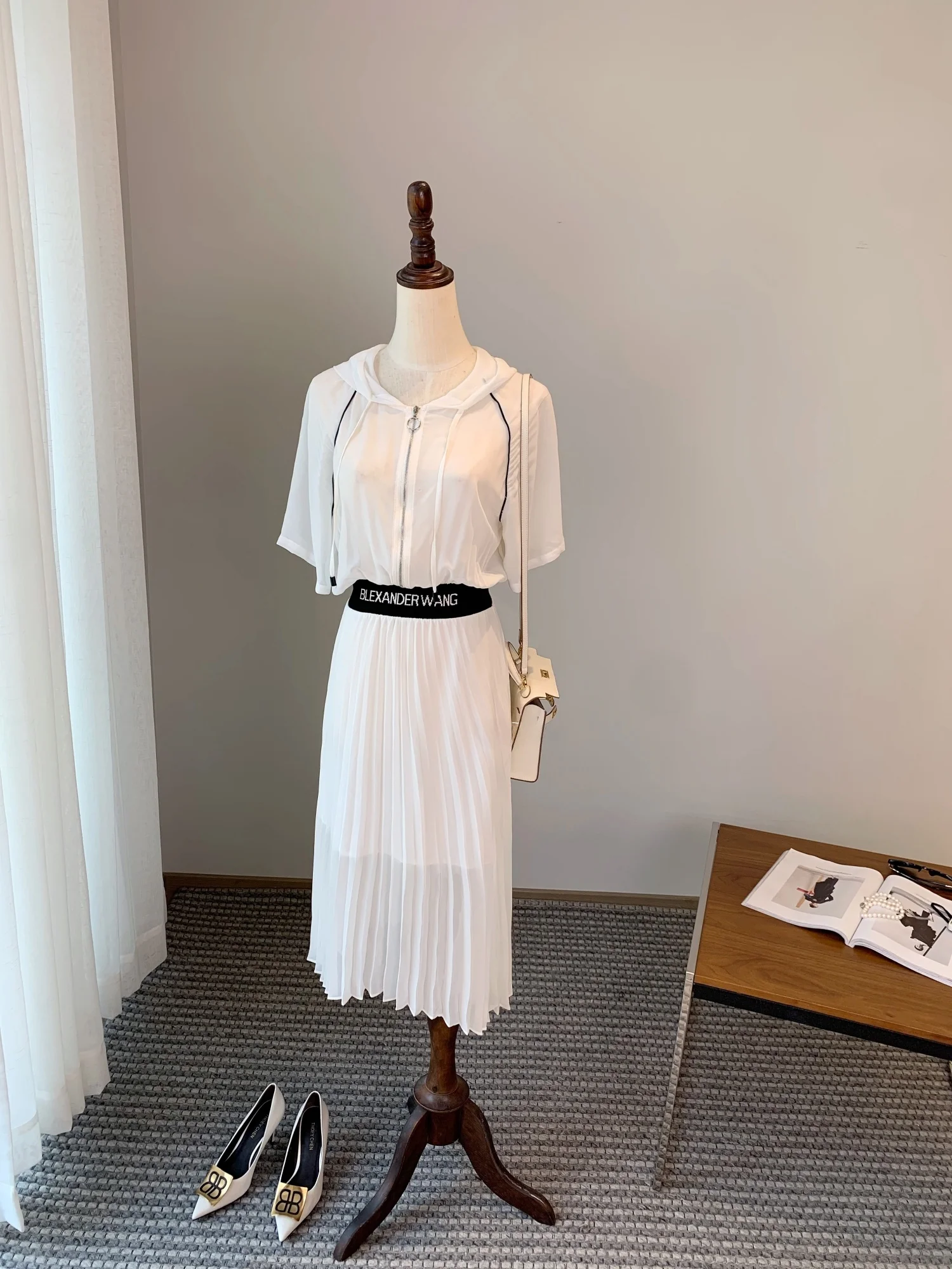 Casual Chiffon Hooded Dress Women's Summer Long Skirt Waist Cinched Letter Print High Waist Soft Comfortable Short Sleeve Zipper
Casual Chiffon Hooded Dress Women's Summer Long Skirt Waist Cinched Letter Print High Waist Soft Comfortable Short Sleeve Zipper