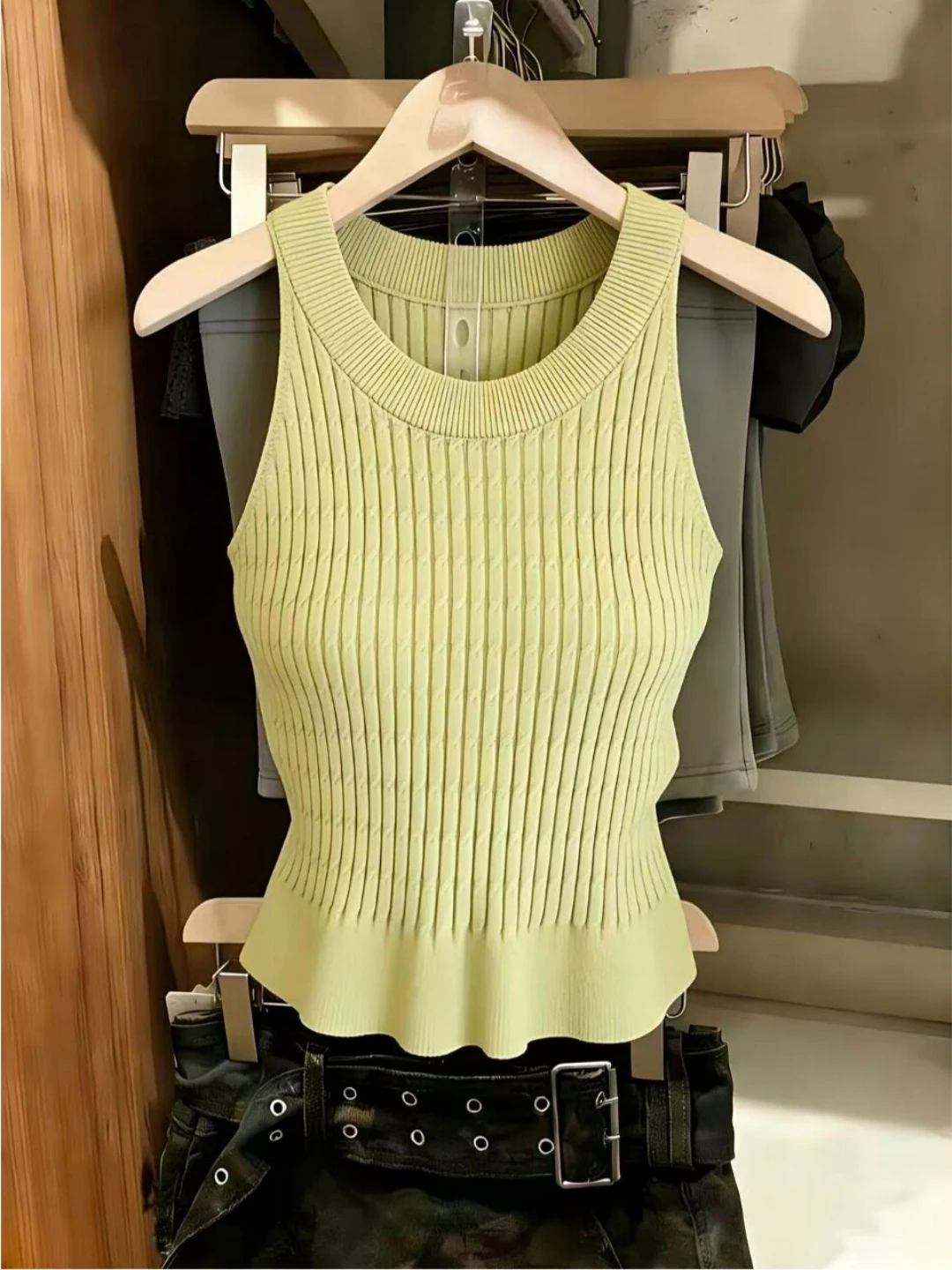 High-End Knitted Neck Hanging Sleeveless Vest for Women Unique Slim Fit Summer Top Cleanfit Style Soft Wool Material round Neck
High-End Knitted Neck Hanging Sleeveless Vest for Women Unique Slim Fit Summer Top Cleanfit Style Soft Wool Material round Neck