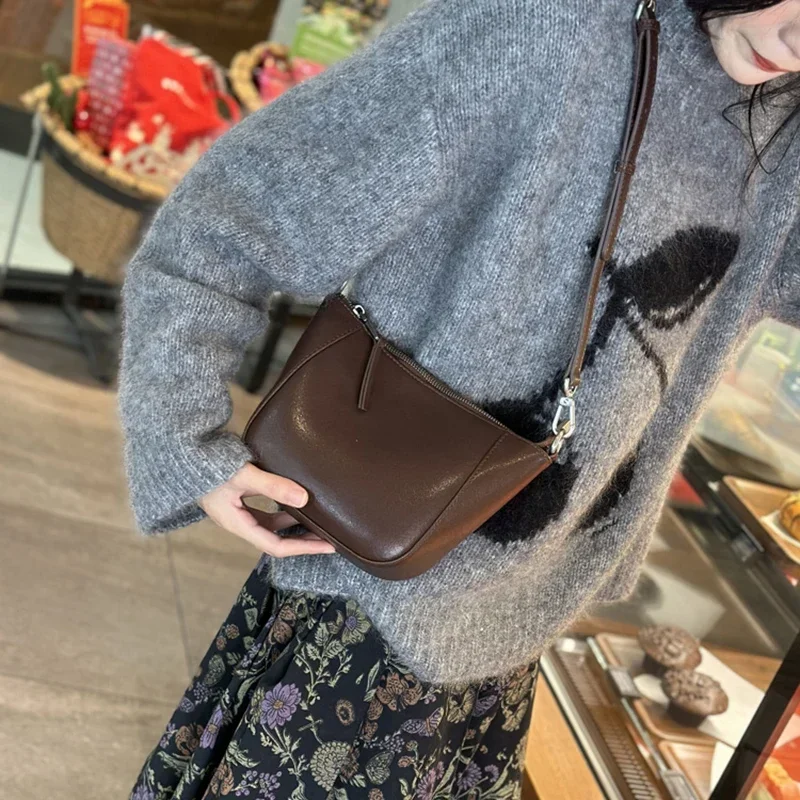 Women Cow Genuine Leather Classic Crossbody Bag Ladies Retro Cowhide Square Phone Purse Designer Luxury Bag Female Shoulder Bags
Women Cow Genuine Leather Classic Crossbody Bag Ladies Retro Cowhide Square Phone Purse Designer Luxury Bag Female Shoulder Bags