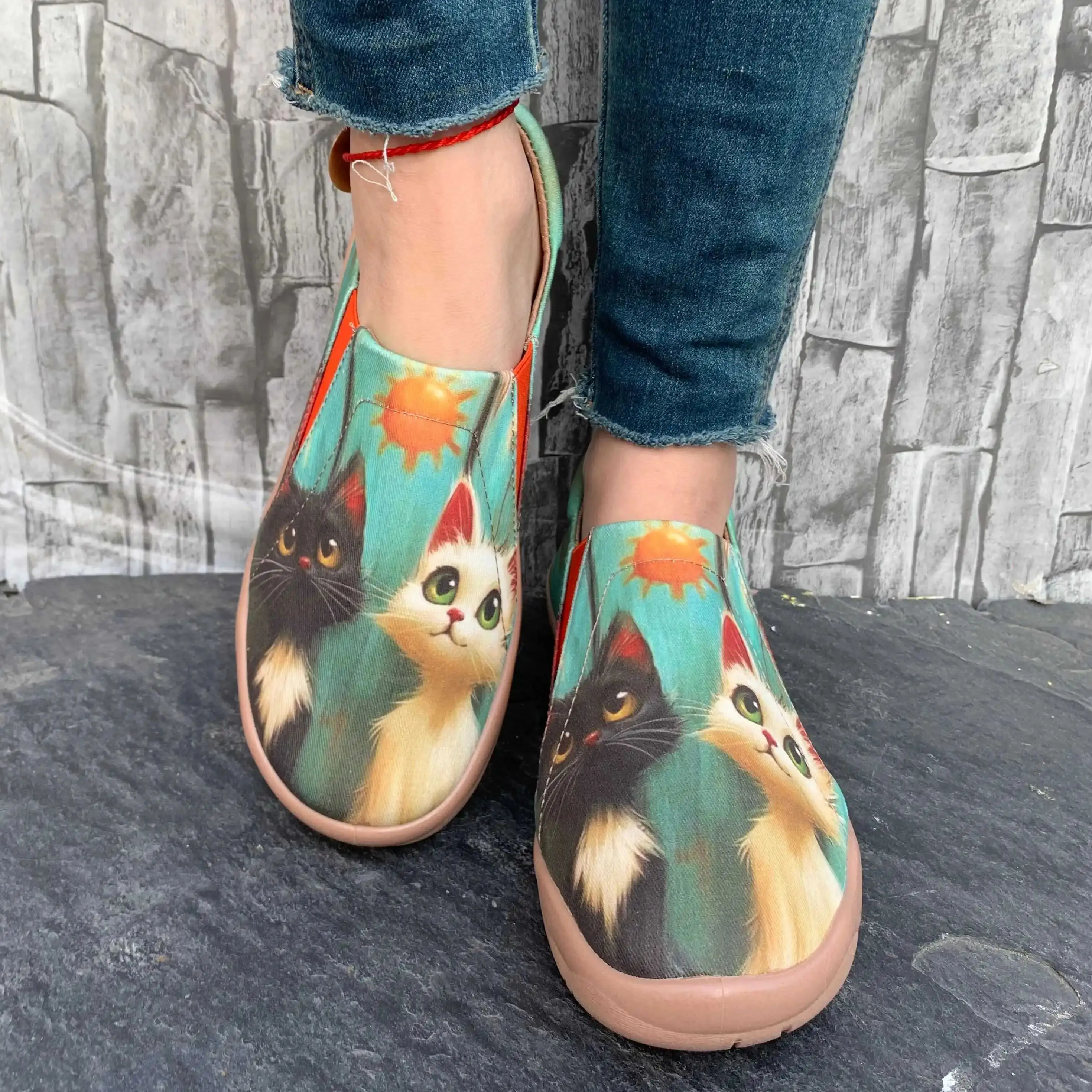 Пара женских повседневных кроссовок, обувь для ходьбы, беговые кроссовки, новинка весны 2026 года, с милым принтом кота, удобные слипоны на мягкой подошве, модный подарок для пары на День святого Валентина, сезон путешествий, женская обувь
Пара женских повседневных кроссовок, обувь для ходьбы, беговые кроссовки, новинка весны 2026 года, с милым принтом кота, удобные слипоны на мягкой подошве, модный подарок для пары на День святого Валентина, сезон путешествий, женская обувь