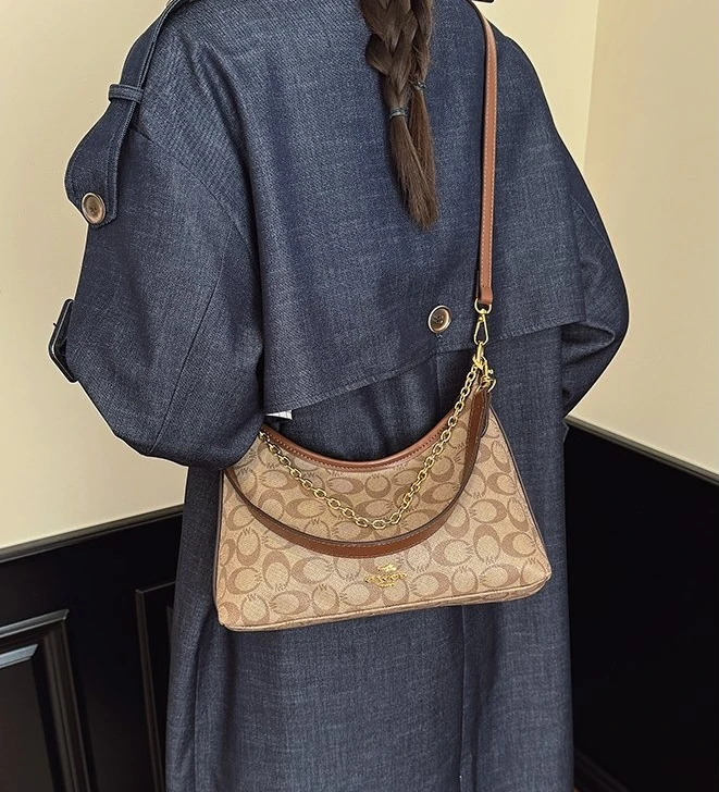 Designer Diaper Bag: Women's Luxury Large Capacity Leather Tote, High-End Minimalist Messenger With Paris Letter Logo Style
Designer Diaper Bag: Women's Luxury Large Capacity Leather Tote, High-End Minimalist Messenger With Paris Letter Logo Style