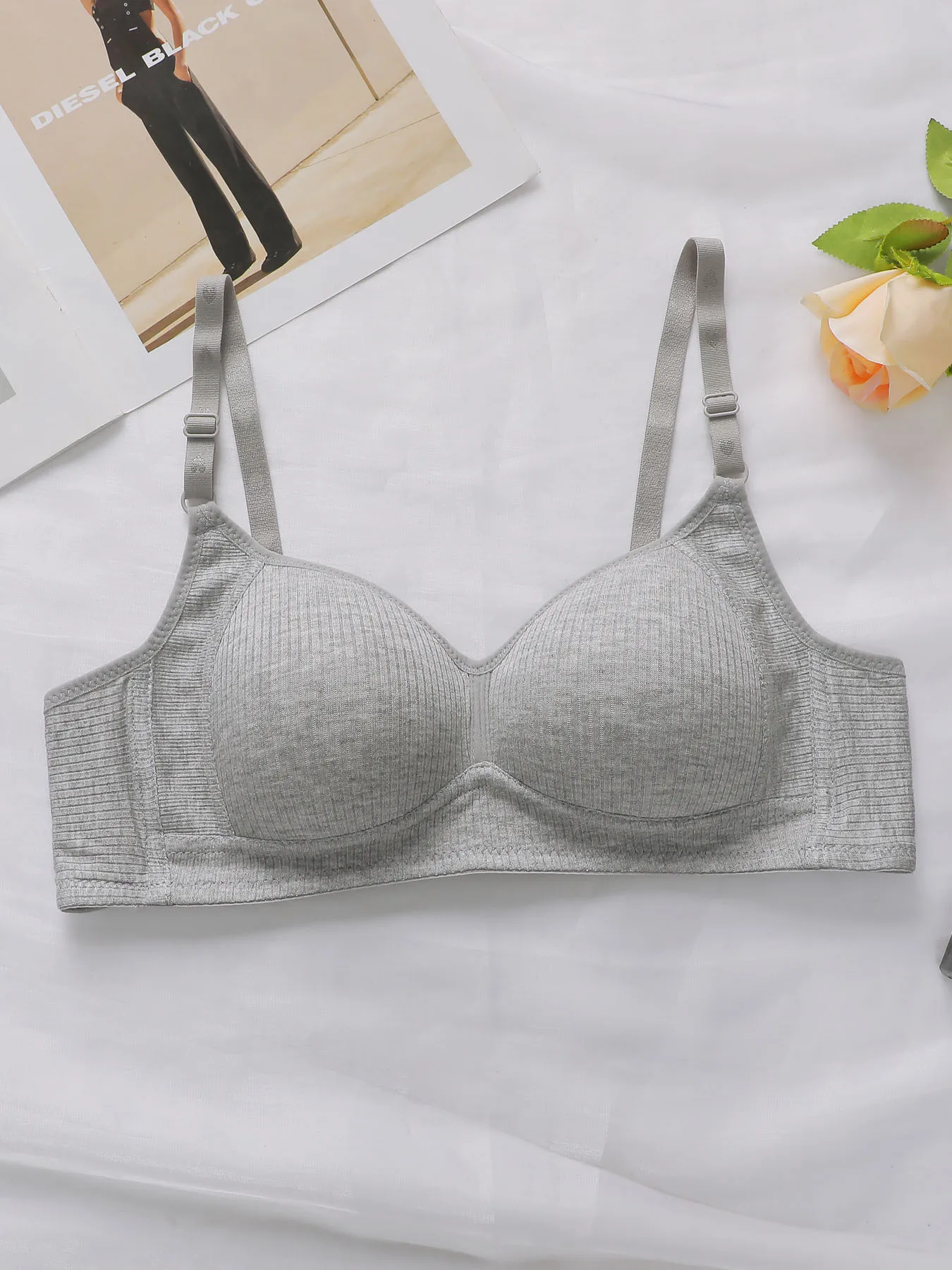 Hot Selling Women's Strapless Gathered Bra With Chest Pad And Stripe Design, Three Buckle Shoulder Strap Adjustable Bra D1806
Hot Selling Women's Strapless Gathered Bra With Chest Pad And Stripe Design, Three Buckle Shoulder Strap Adjustable Bra D1806