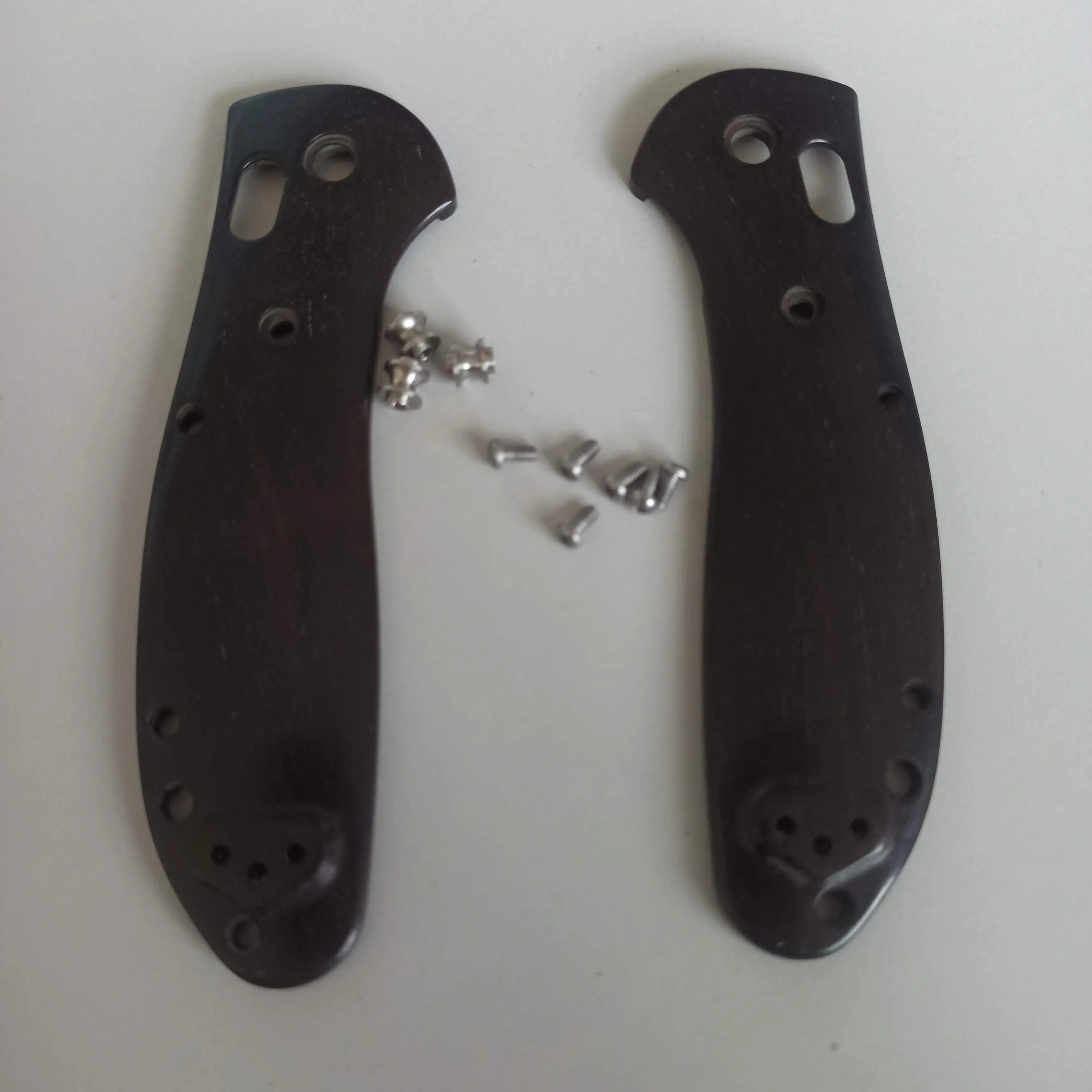 1 Pair Black Sandalwood Grip Handle Scales For Benchmade Griptilian 551 Knives
1 Pair Black Sandalwood Grip Handle Scales For Benchmade Griptilian 551 Knives