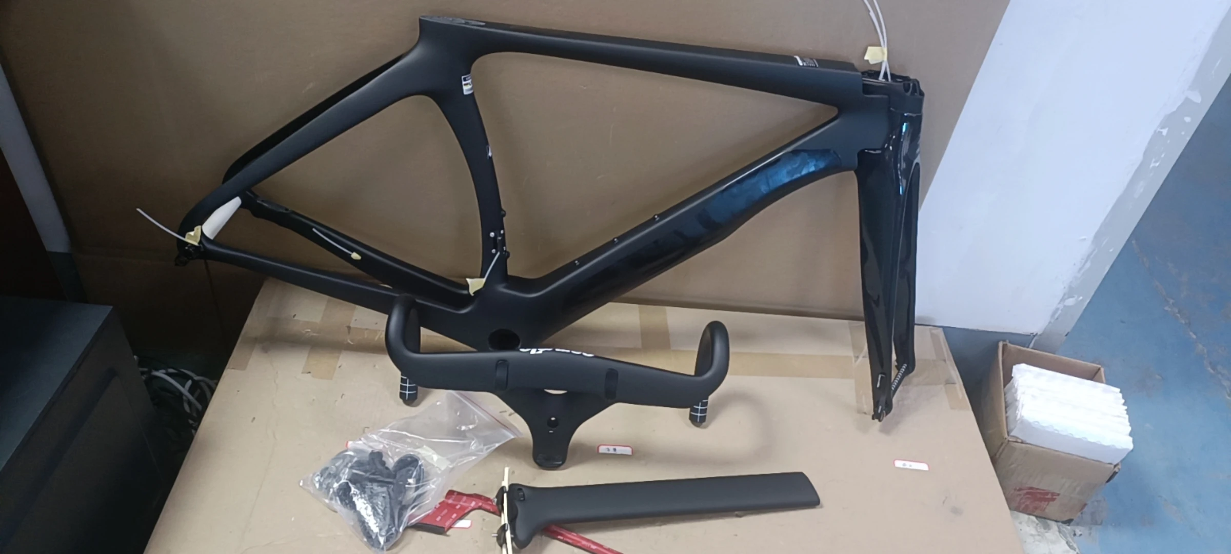 Top sale BOB bicycle carbon frame disc cycling carbon frame black matt+glossy bb right full carbon bike frame+handlebar+seatpost
Top sale BOB bicycle carbon frame disc cycling carbon frame black matt+glossy bb right full carbon bike frame+handlebar+seatpost