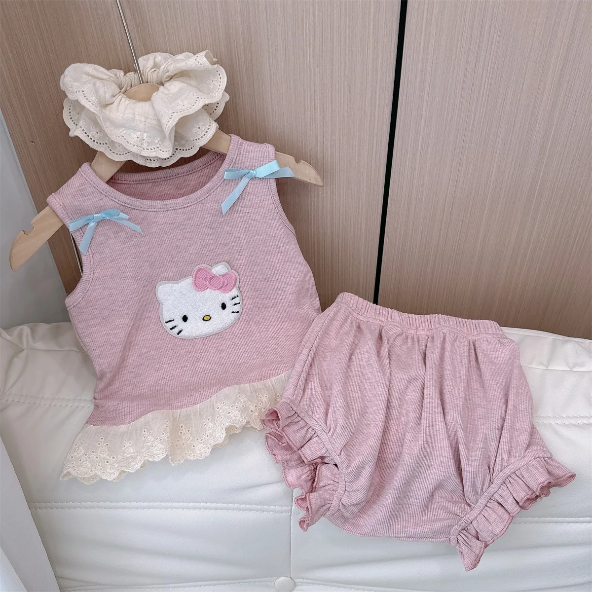 Hello Kitty Summer 2025 New Product for Girls' Baby Lace Vest Cat Shorts Two Piece Set, Thin Cotton Cute Set
Hello Kitty Summer 2025 New Product for Girls' Baby Lace Vest Cat Shorts Two Piece Set, Thin Cotton Cute Set