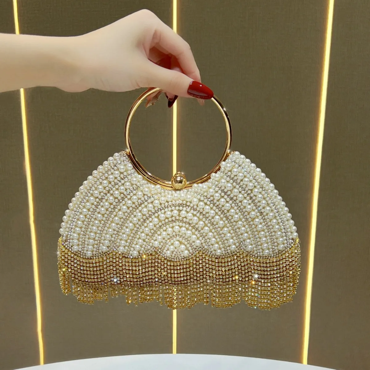 New Celebrity Pearl Diamond Handbag Premium Versatile Rhinestone Tassel Messenger Bag Women's Temperament Chain Bag
New Celebrity Pearl Diamond Handbag Premium Versatile Rhinestone Tassel Messenger Bag Women's Temperament Chain Bag