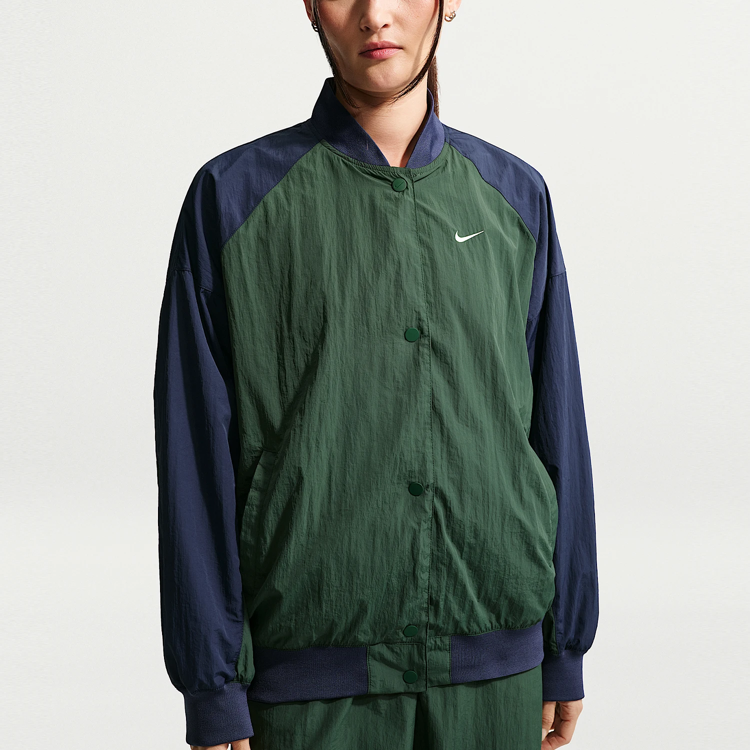 Оригинальная женская износостойкая куртка Nike Sportswear с воротником-стойкой и элементами пэчворка IF0333-323
Оригинальная женская износостойкая куртка Nike Sportswear с воротником-стойкой и элементами пэчворка IF0333-323