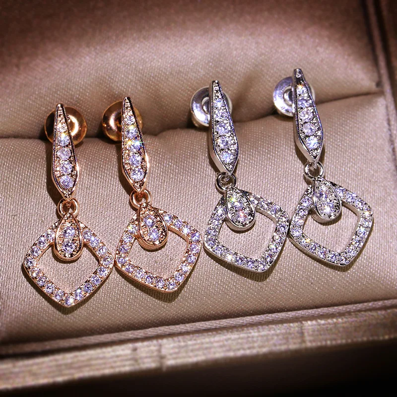 Classic Cutout Rose Gold Drop Pear Oval Full Diamond Long Stud Earring For Women Geometric Zirconia Halloween Gift Party Jewelry
Classic Cutout Rose Gold Drop Pear Oval Full Diamond Long Stud Earring For Women Geometric Zirconia Halloween Gift Party Jewelry