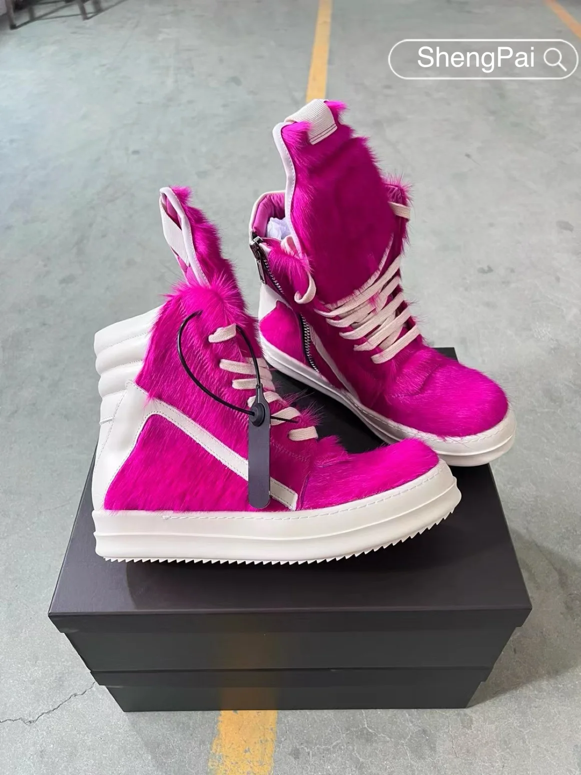 Brand Retro Fur Bright Pink Horsehair Sneakers Casual Shoes Men High Quality Designer Ankle Boots Women Luxury Furry Sneakers
Brand Retro Fur Bright Pink Horsehair Sneakers Casual Shoes Men High Quality Designer Ankle Boots Women Luxury Furry Sneakers