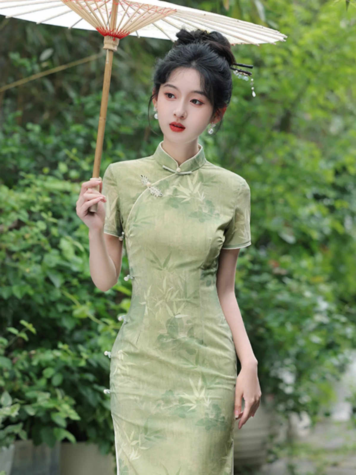 Обновленное женское платье в стиле ретро для повседневной носки с длинным разрезом, коротким рукавом и цветочным узором в китайском культурном стиле
Обновленное женское платье в стиле ретро для повседневной носки с длинным разрезом, коротким рукавом и цветочным узором в китайском культурном стиле