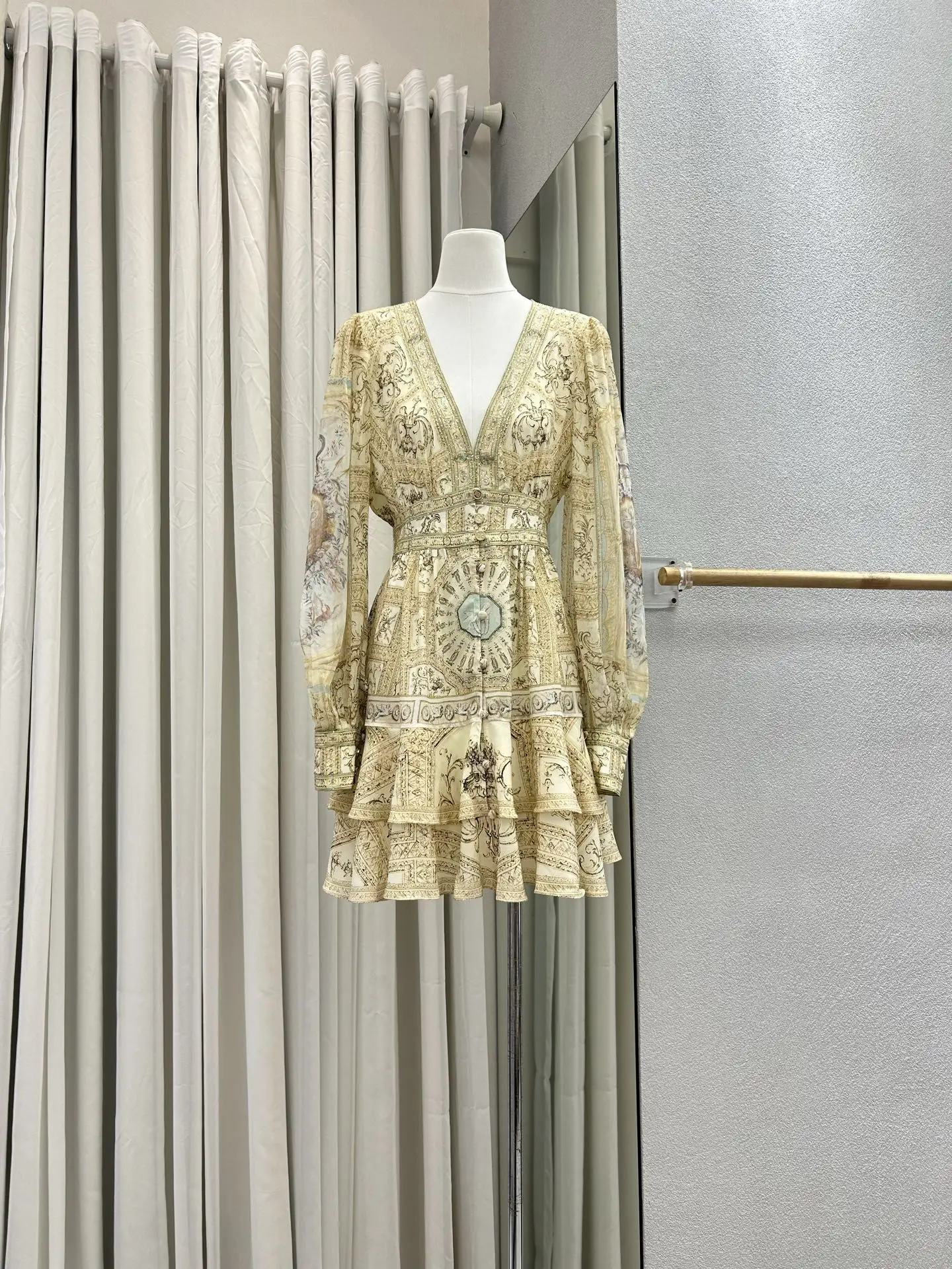 Crystal Beaded Women's Layered Dress 2026 Summer Retro Print V-Neck Lantern Sleeve Elastic Waist Vintage Ladies Silk Mini Robe
Crystal Beaded Women's Layered Dress 2026 Summer Retro Print V-Neck Lantern Sleeve Elastic Waist Vintage Ladies Silk Mini Robe