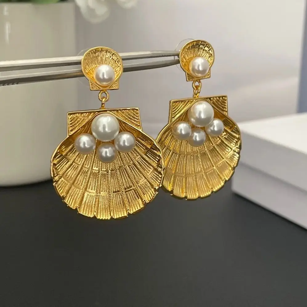 Earrings Light Luxury Fashion Retro Simple Large Shell Stud Piercing Aretes De Mujer Pendientes Brincos Boucles D’Oreille Femmes
Earrings Light Luxury Fashion Retro Simple Large Shell Stud Piercing Aretes De Mujer Pendientes Brincos Boucles D’Oreille Femmes