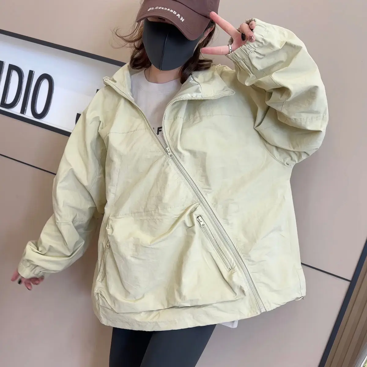 Fashion Casual Hooded Trench Coat Single Breasted Zip-up Long Sleeve Jackets Women Autumn 2024 New Korean Loose Windbreaker
Fashion Casual Hooded Trench Coat Single Breasted Zip-up Long Sleeve Jackets Women Autumn 2024 New Korean Loose Windbreaker