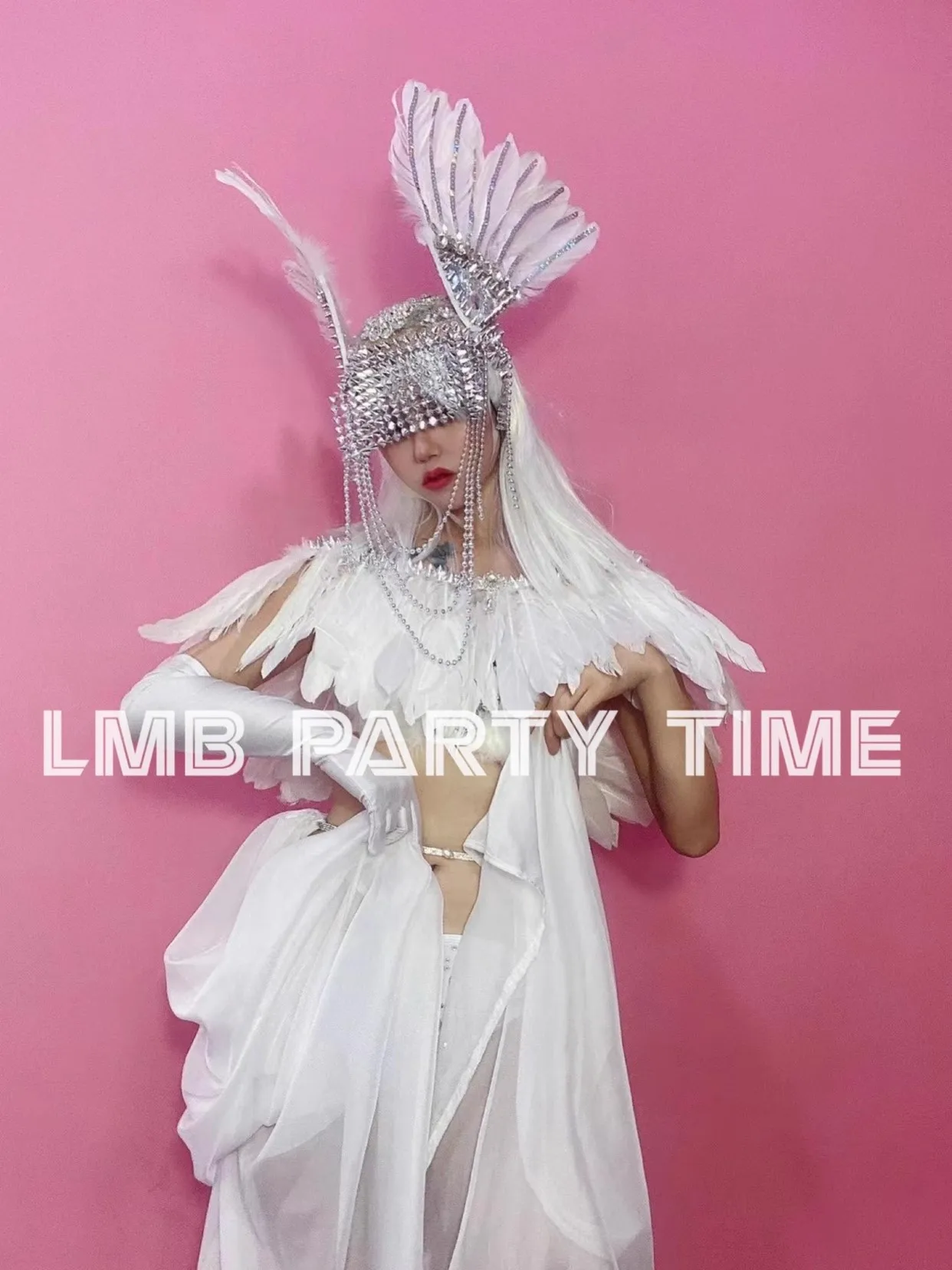Exaggerated White Feather Sexy Bra Shorts Shiny Headwear Outfits Nightclub Bar Singer DJ Dance Stage Show Performance Costume
Exaggerated White Feather Sexy Bra Shorts Shiny Headwear Outfits Nightclub Bar Singer DJ Dance Stage Show Performance Costume