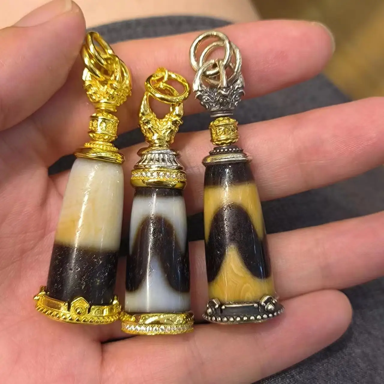 1pcs/lot Natural multi-pattern agate dzi pendant S925 sterling silver gild luxury Noble Accessories jewelry archaic amulet taki
1pcs/lot Natural multi-pattern agate dzi pendant S925 sterling silver gild luxury Noble Accessories jewelry archaic amulet taki