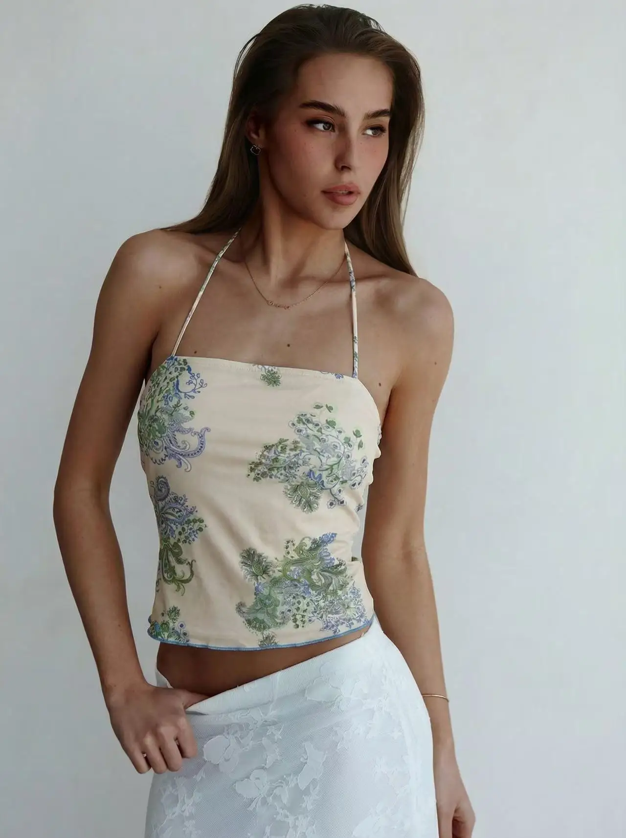 Женский вязаный укороченный топ с принтом, укороченный топ и галстук с открытой спиной.
Женский вязаный укороченный топ с принтом, укороченный топ и галстук с открытой спиной.