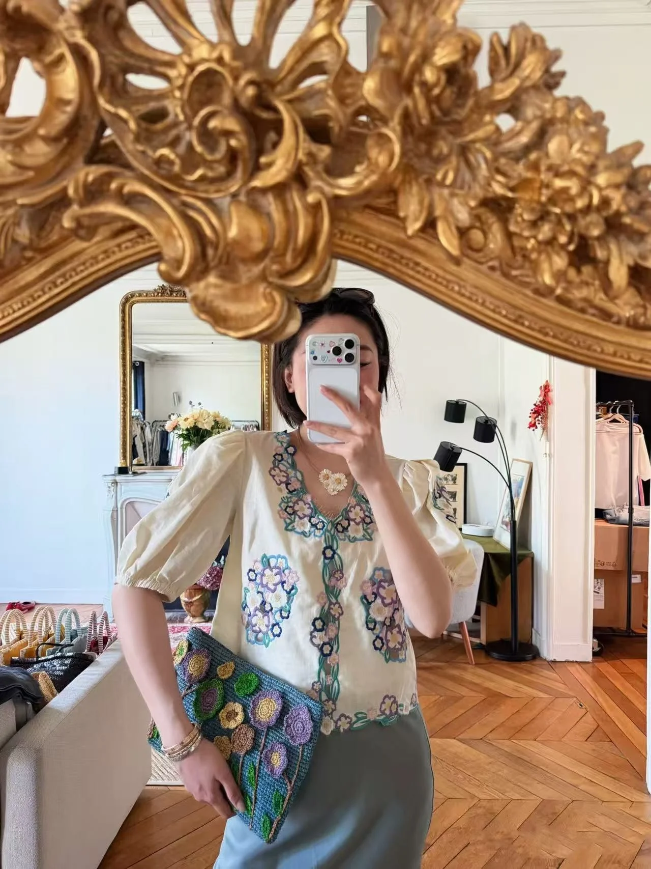Elegant Short V-Neck Embroidered Shirt Women's Cotton Bubble Sleeve Slimming French Style Top for Spring Summer
Elegant Short V-Neck Embroidered Shirt Women's Cotton Bubble Sleeve Slimming French Style Top for Spring Summer