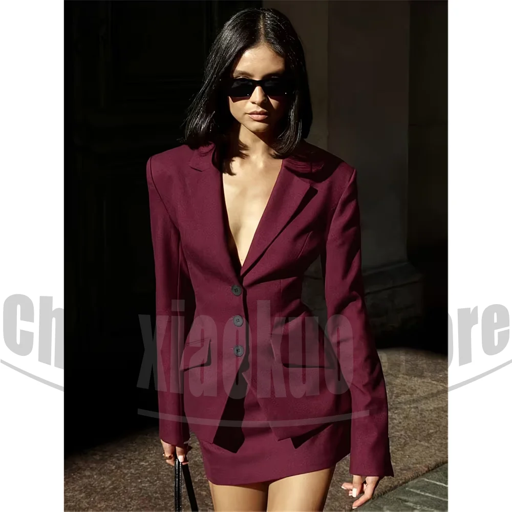 Бордовый женский костюм-двойка: однобортный пиджак с лацканами и мини-юбка. Стильный комплект для торжеств, офиса и повседневной носки.
Бордовый женский костюм-двойка: однобортный пиджак с лацканами и мини-юбка. Стильный комплект для торжеств, офиса и повседневной носки.