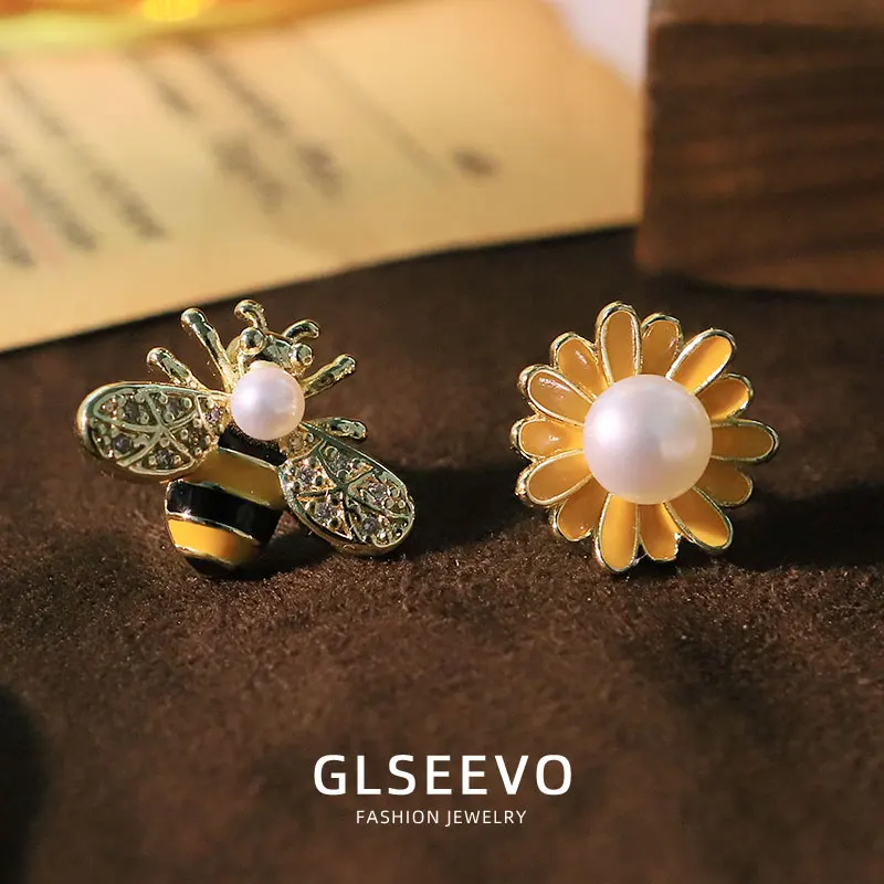 Asymmetric Bee Flower Natural Freshwater Pearl Stud Earrings 18K Gold Plated Pierced Fashion Earrings Jewellery Woman GE1746
Asymmetric Bee Flower Natural Freshwater Pearl Stud Earrings 18K Gold Plated Pierced Fashion Earrings Jewellery Woman GE1746