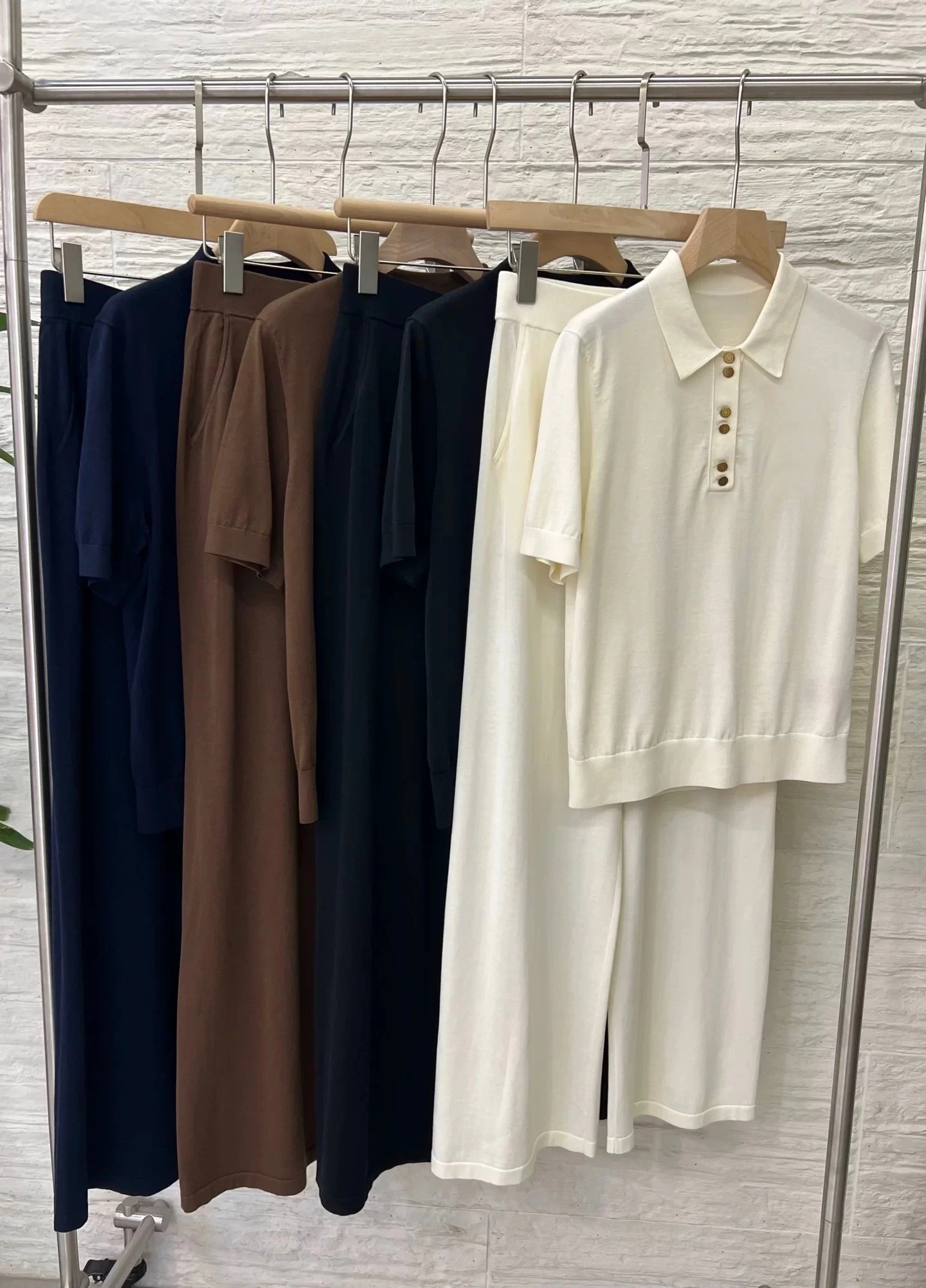 Women Cotton Silk Knitted Set Logo Embroidery Front Buttons Turn-down Collar Short Sleeve Top + Elastic Waist Long Pants Suit
Women Cotton Silk Knitted Set Logo Embroidery Front Buttons Turn-down Collar Short Sleeve Top + Elastic Waist Long Pants Suit