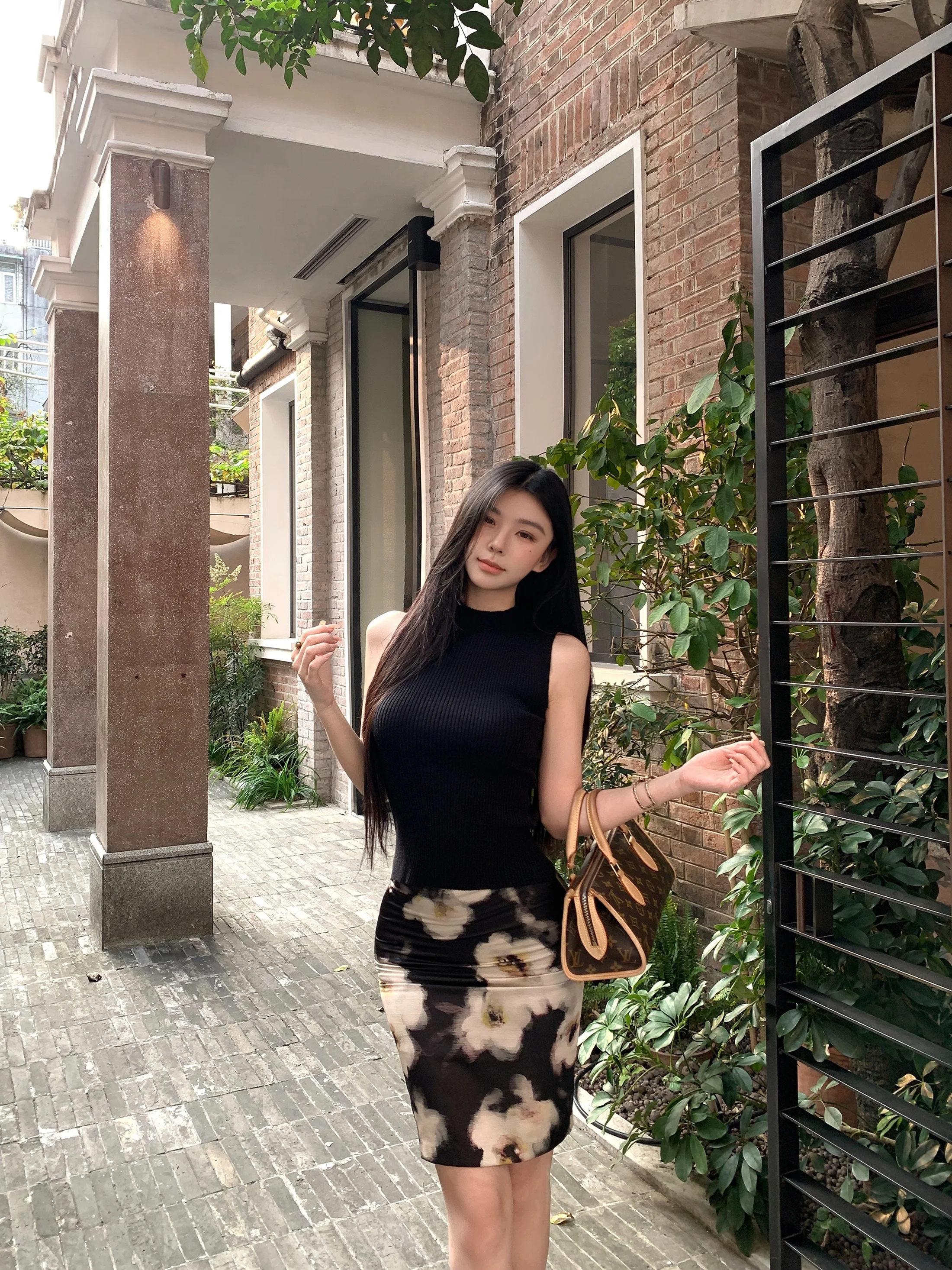 Spicy Girl Set Black Sleeveless Knitted Vest Women's Summer High Waist Slim Fit Short Skirt Half-length Skirt Two-piece Set
Spicy Girl Set Black Sleeveless Knitted Vest Women's Summer High Waist Slim Fit Short Skirt Half-length Skirt Two-piece Set