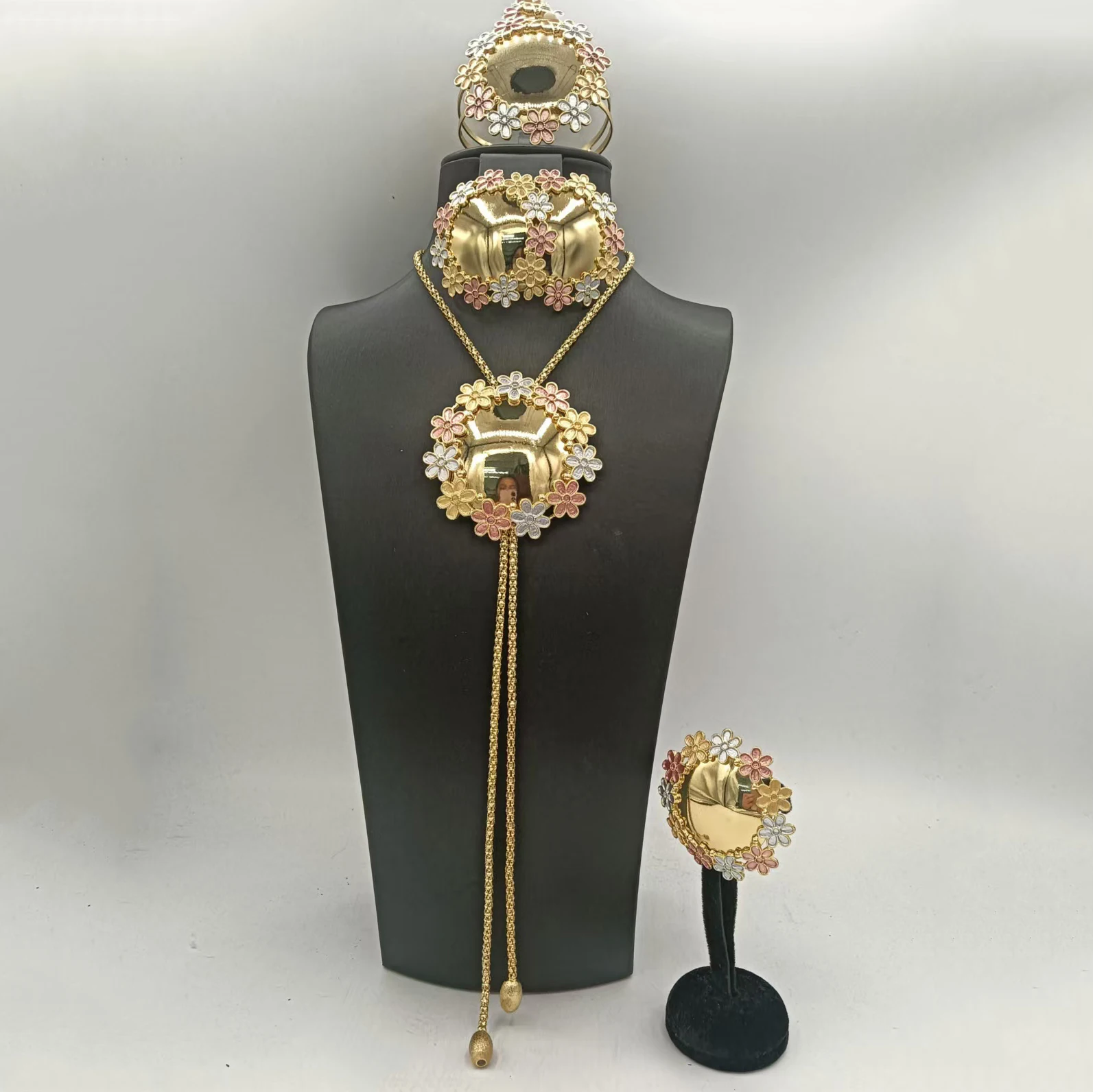 Luxury Three Tone Flower Long Chain Jewelry Set Elegant Fashion Wedding Necklace Bracelet Earrings Ring 4PC Jewellery for Party
Luxury Three Tone Flower Long Chain Jewelry Set Elegant Fashion Wedding Necklace Bracelet Earrings Ring 4PC Jewellery for Party