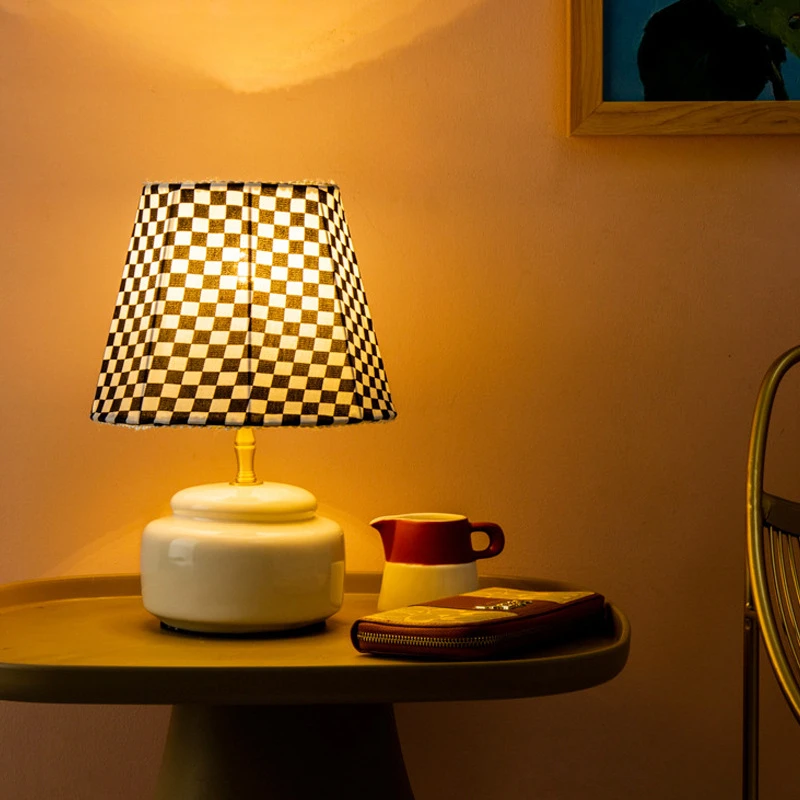 American Ceramic Table Lamp Simple Fashionable Nordic Modern Girlish Style Bedroom Bedside Living Room Decoration Desk Light
American Ceramic Table Lamp Simple Fashionable Nordic Modern Girlish Style Bedroom Bedside Living Room Decoration Desk Light
