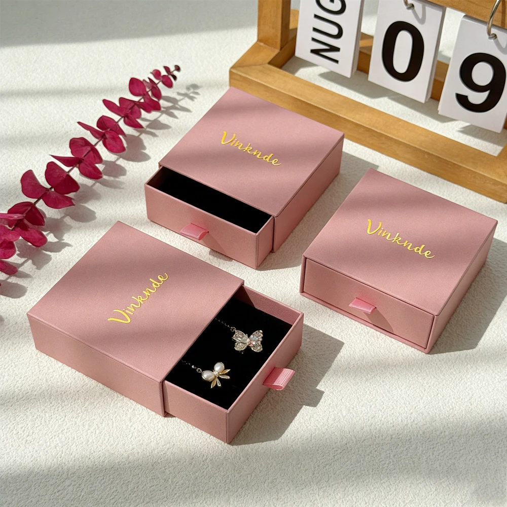 Custom Logo Luxury Jewelry Packaging Box 9x9x3.5cm Drawer Jewelry Boxes Ring Necklace Bracelet Oil Case Small Gift for Jewellry
Custom Logo Luxury Jewelry Packaging Box 9x9x3.5cm Drawer Jewelry Boxes Ring Necklace Bracelet Oil Case Small Gift for Jewellry