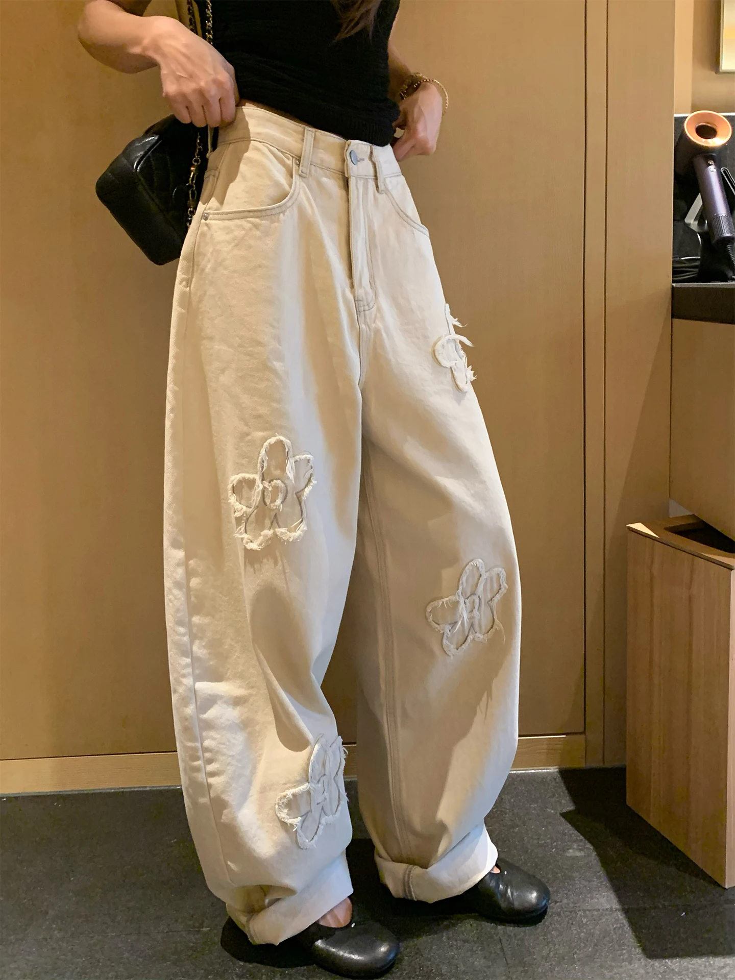 Fashionable Floral Patch Embroidered Wide Leg Jeans Women's Loose Fit Spring Summer Korean Style Natural Waist Denim Pants
Fashionable Floral Patch Embroidered Wide Leg Jeans Women's Loose Fit Spring Summer Korean Style Natural Waist Denim Pants