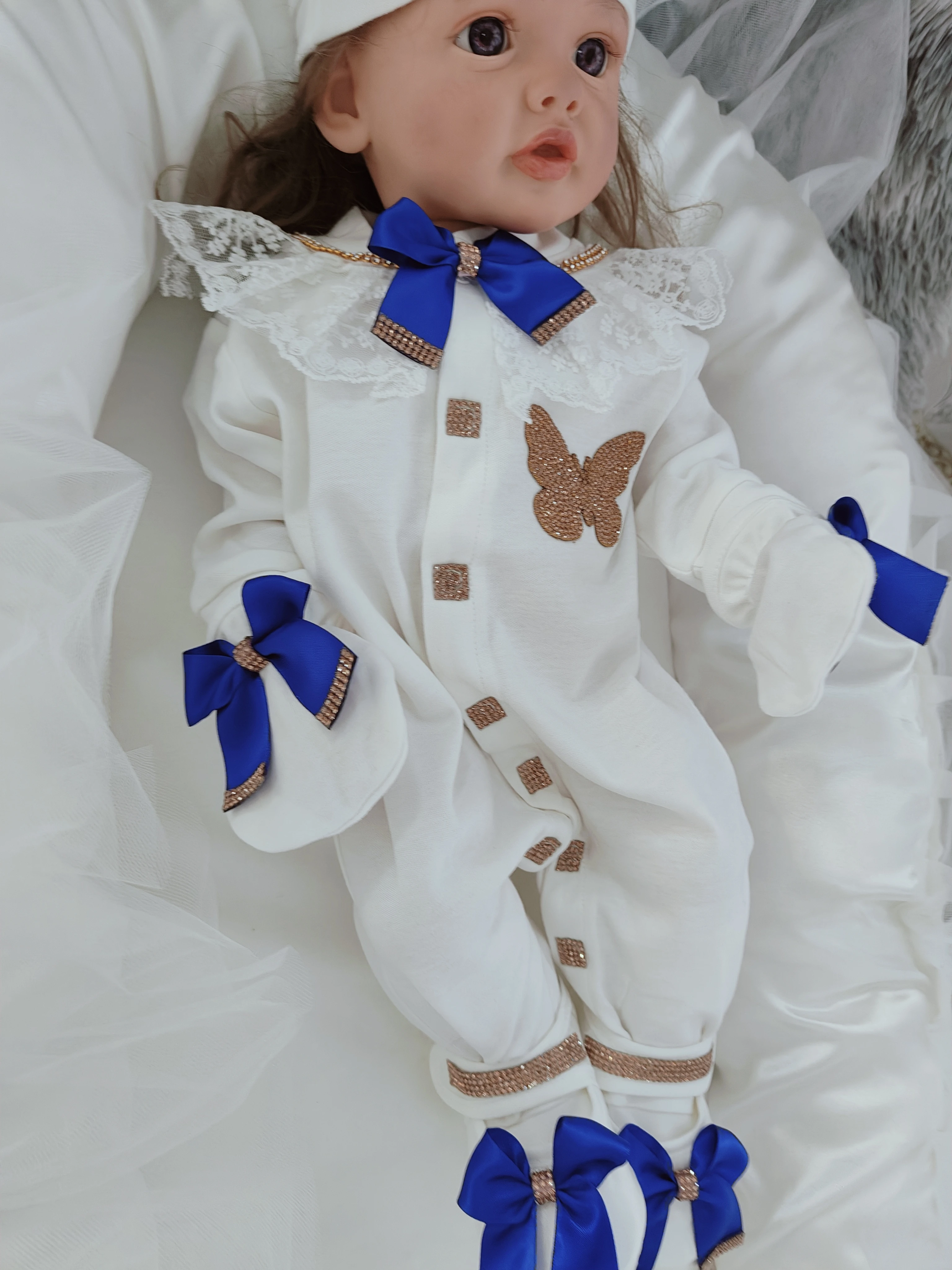 3PCS Charming Baby Girl Lace Footed Romper Set Gold Rhinestone Butterfly Blue Bow Newborn Photo Shoot Outfit Top Quality
3PCS Charming Baby Girl Lace Footed Romper Set Gold Rhinestone Butterfly Blue Bow Newborn Photo Shoot Outfit Top Quality