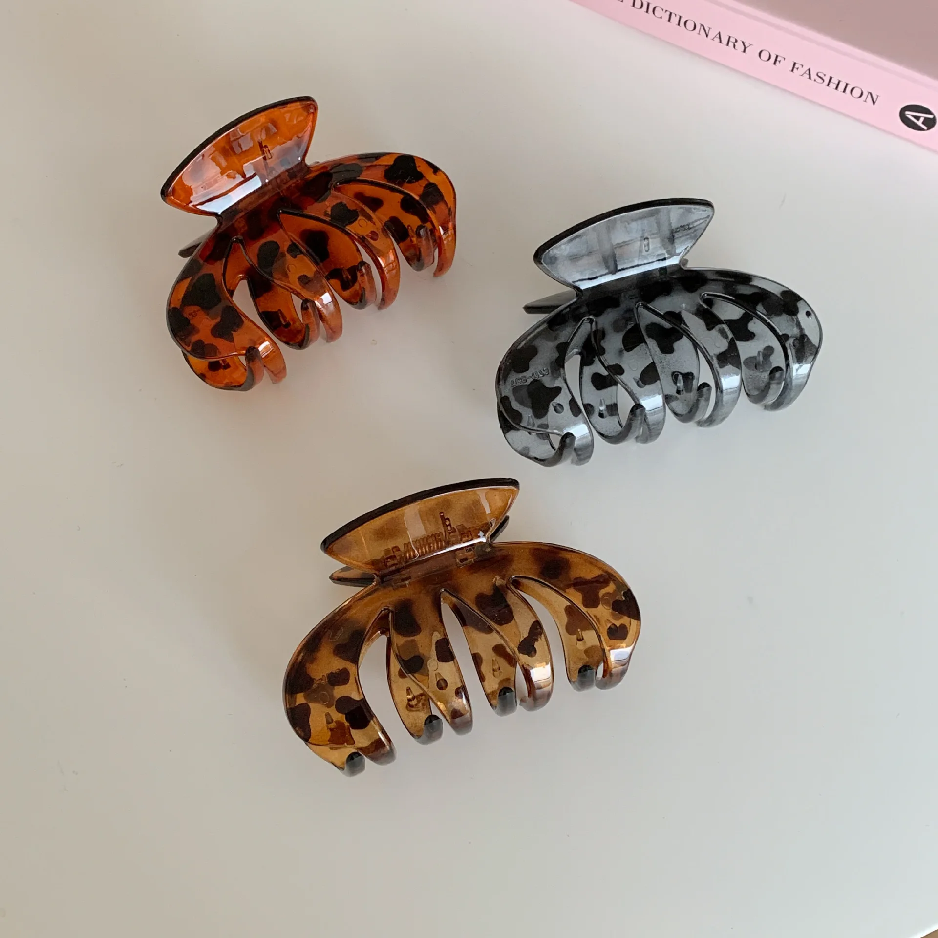 Chunky Amber Tone Shark Hair Claw Clip Brown Maillard Style Elegant Daily Hair Accessory for Women Premium
Chunky Amber Tone Shark Hair Claw Clip Brown Maillard Style Elegant Daily Hair Accessory for Women Premium