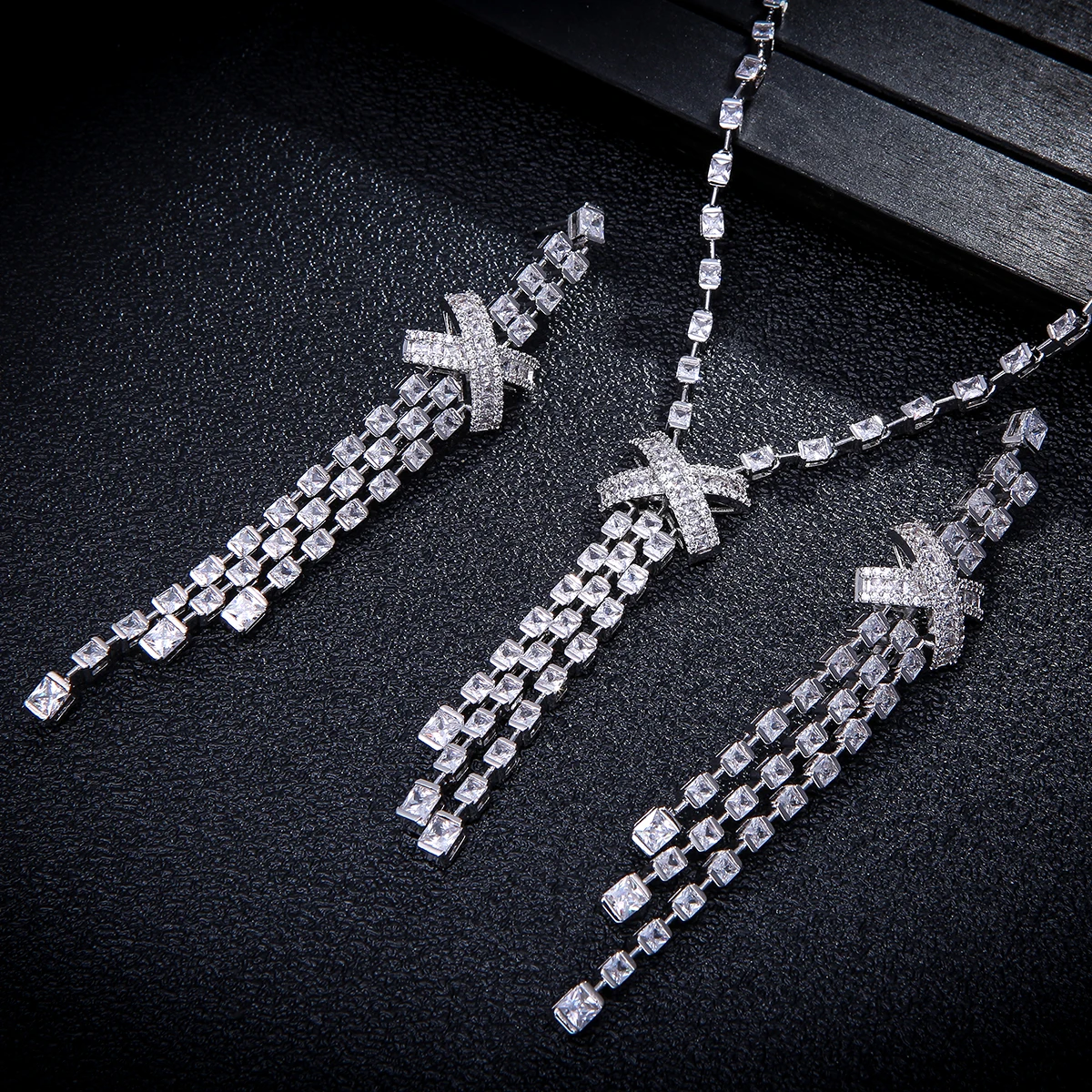 Luxury Long Bowknot pendant Sparking Brilliant Cubic Zircon Drop Earring Necklace Set Wedding Bridal jewelry N0385
Luxury Long Bowknot pendant Sparking Brilliant Cubic Zircon Drop Earring Necklace Set Wedding Bridal jewelry N0385