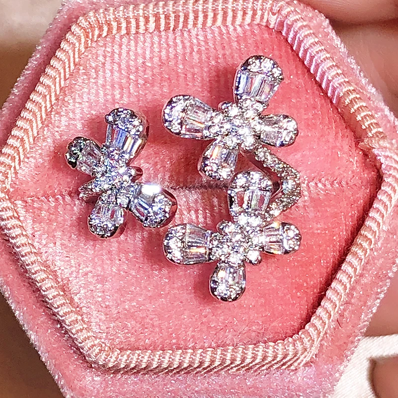 Luxury Three-Flower Butterfly Round Full Diamond Couple Ring For Women Geometric Bow Zircon Valentine's Day Gift Jewelry
Luxury Three-Flower Butterfly Round Full Diamond Couple Ring For Women Geometric Bow Zircon Valentine's Day Gift Jewelry