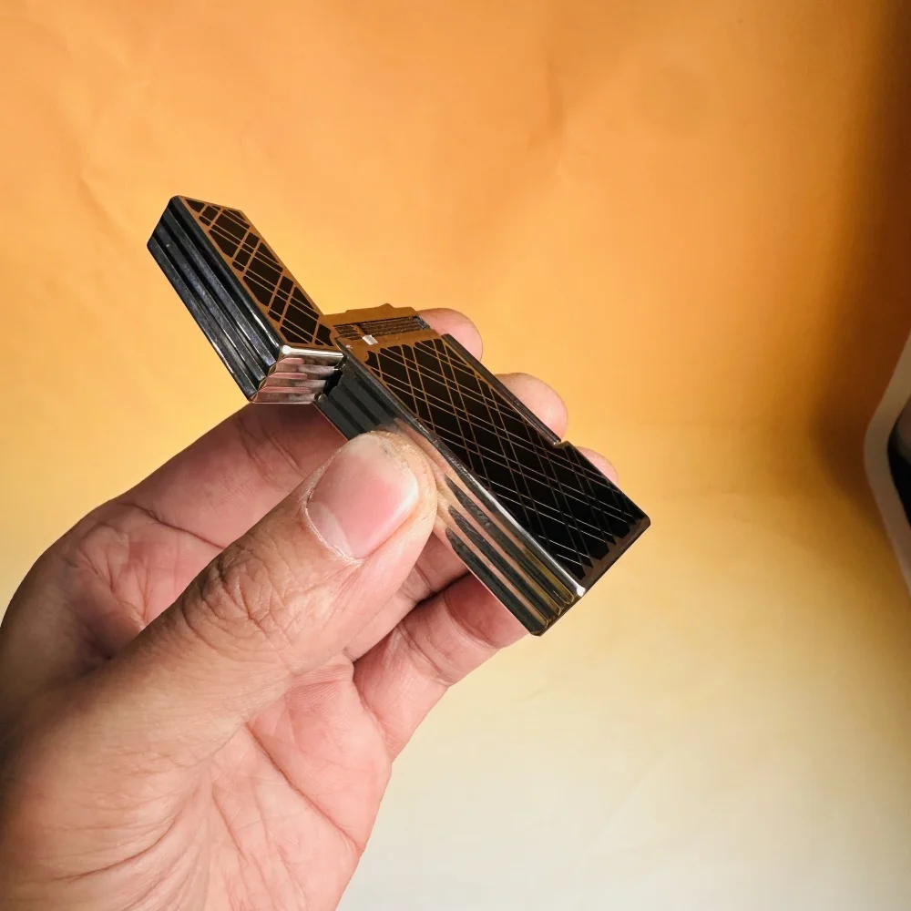 Luxury brand, pure copper material, custom-made lighter, lacquered finish, includes custom accessories.
Luxury brand, pure copper material, custom-made lighter, lacquered finish, includes custom accessories.