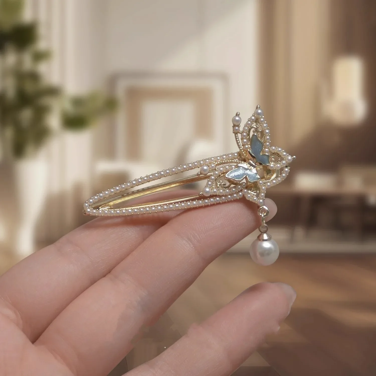 Simple Hollow Butterfly Hair Clip Pearls Tassel Exquisite Women's Bangs Side Clip Hairpin Elegant Korean Style Hair Accessories
Simple Hollow Butterfly Hair Clip Pearls Tassel Exquisite Women's Bangs Side Clip Hairpin Elegant Korean Style Hair Accessories