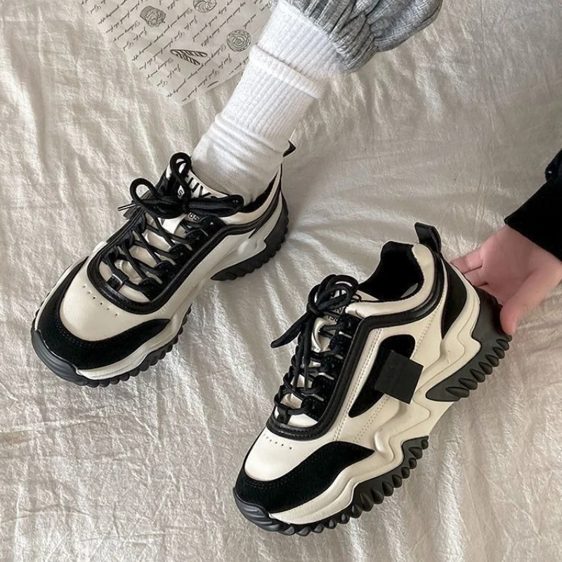 2025 Autumn Retro Thick Sole White Sneakers Comfortable Height Boosting Shoes for Women Versatile Streetwear Footwear
2025 Autumn Retro Thick Sole White Sneakers Comfortable Height Boosting Shoes for Women Versatile Streetwear Footwear