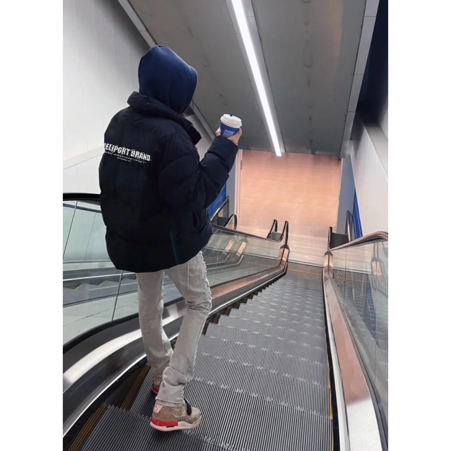 Пальто-парка женское из натурального меха, приталенное, с формованным силуэтом, контурное, проработанное, с четкими линиями, нейтральное
Пальто-парка женское из натурального меха, приталенное, с формованным силуэтом, контурное, проработанное, с четкими линиями, нейтральное