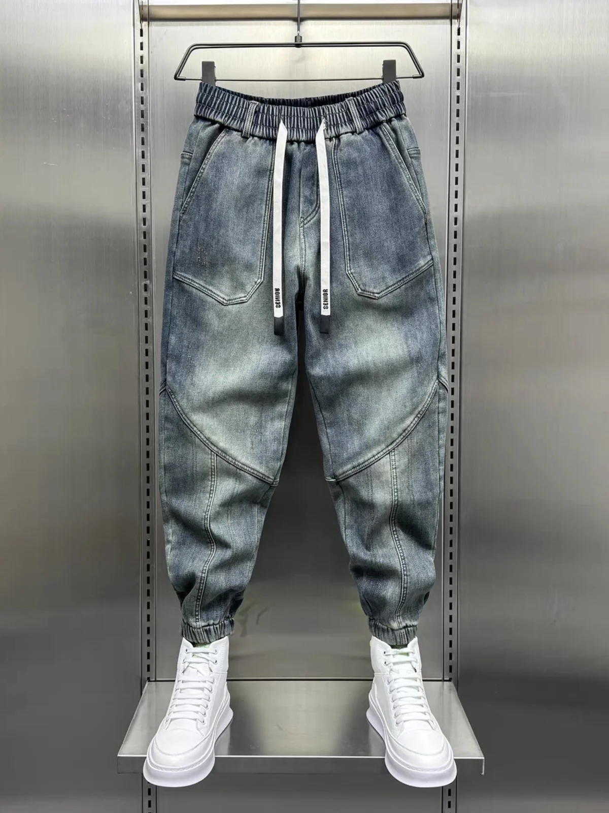 Мужские джинсы-шаровары в стиле американского ретро, с эффектом потертости, свободного кроя, с эластичным поясом, джинсы из девяти частей
Мужские джинсы-шаровары в стиле американского ретро, с эффектом потертости, свободного кроя, с эластичным поясом, джинсы из девяти частей