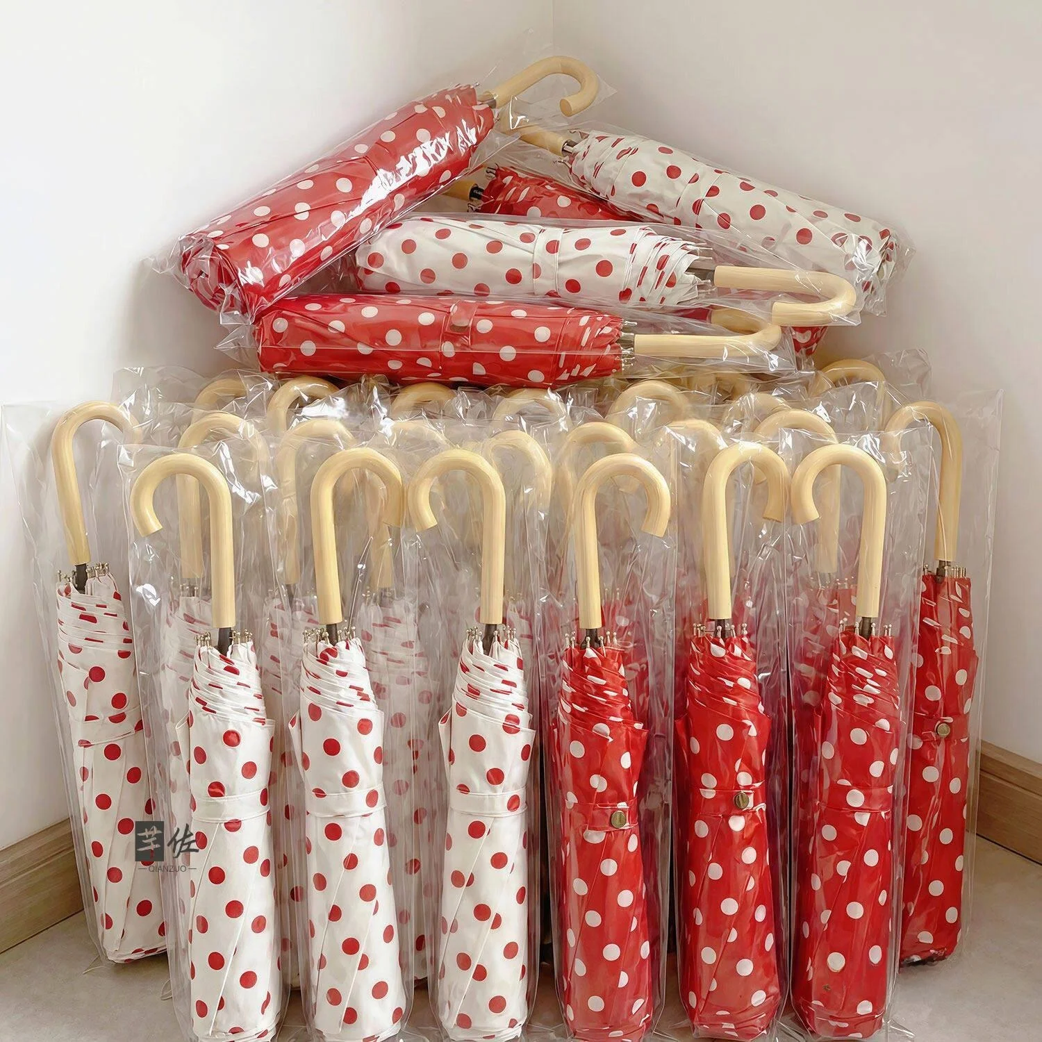Red Polka Dot Umbrella Women's Korean Style Long Handle Photographing Tool Reinforced Hong Kong Style High-End Feeling Umbrella
Red Polka Dot Umbrella Women's Korean Style Long Handle Photographing Tool Reinforced Hong Kong Style High-End Feeling Umbrella