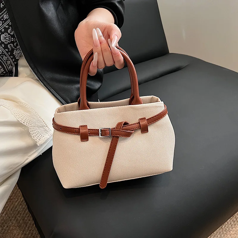 French Retro Fashion Handbag Women's New Trendy Versatile Casual Commuting Handbag
French Retro Fashion Handbag Women's New Trendy Versatile Casual Commuting Handbag