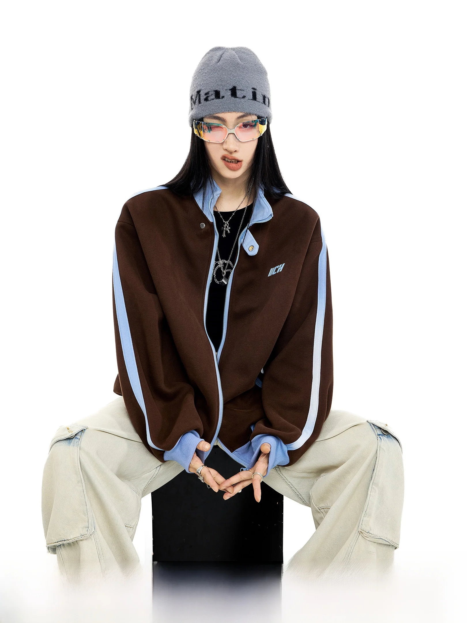 Американский стиль: Новинка! Женский свитер-кардиган с воротником-стойкой, свободного кроя, с длинными рукавами, укороченный, в стиле колор-блок.
Американский стиль: Новинка! Женский свитер-кардиган с воротником-стойкой, свободного кроя, с длинными рукавами, укороченный, в стиле колор-блок.