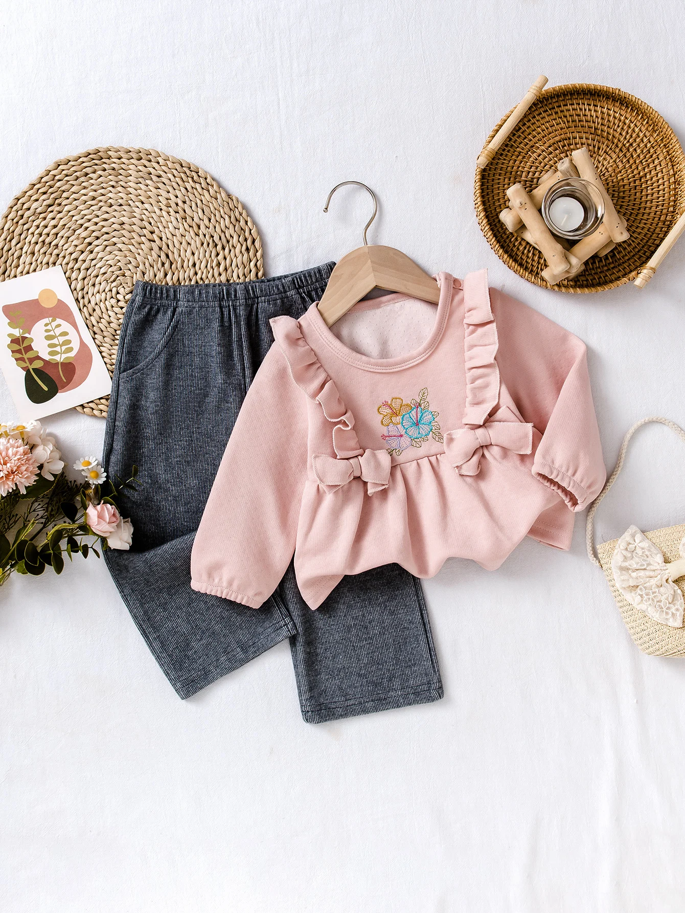 Sweet Girl's Embroidered Outfit | Pink Ruffle Butterfly Knot Top + Grey Casual Pants Spring New Arrival for Infants
Sweet Girl's Embroidered Outfit | Pink Ruffle Butterfly Knot Top + Grey Casual Pants Spring New Arrival for Infants