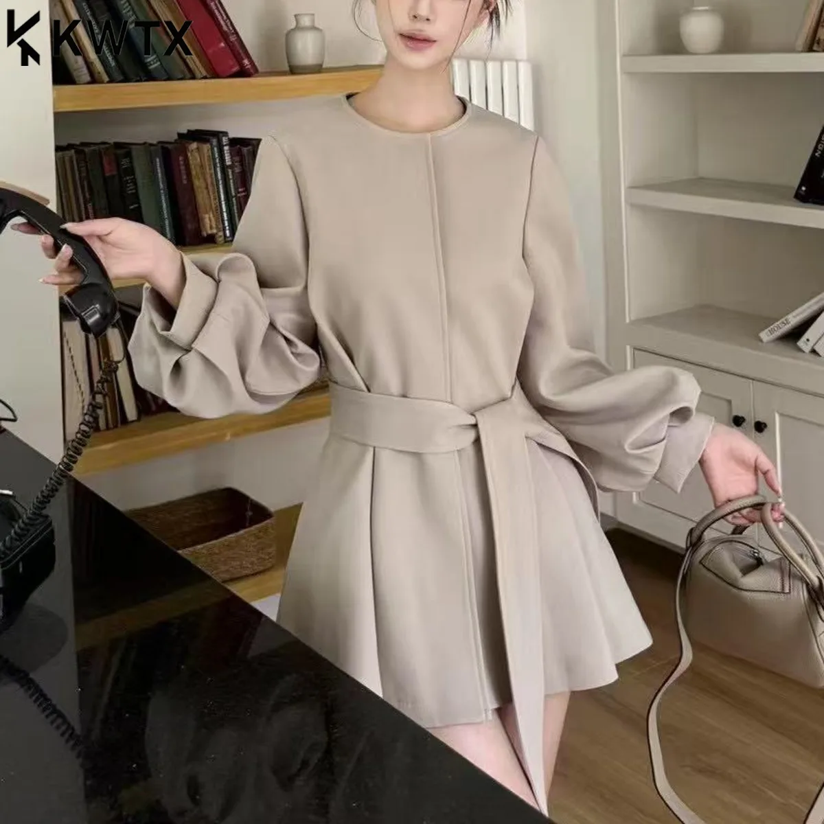 KWTX элегантный плащ женский осенне-зимний с поясом Slim Fit средней длины пальто офисная повседневная верхняя одежда модная осенняя куртка
KWTX элегантный плащ женский осенне-зимний с поясом Slim Fit средней длины пальто офисная повседневная верхняя одежда модная осенняя куртка